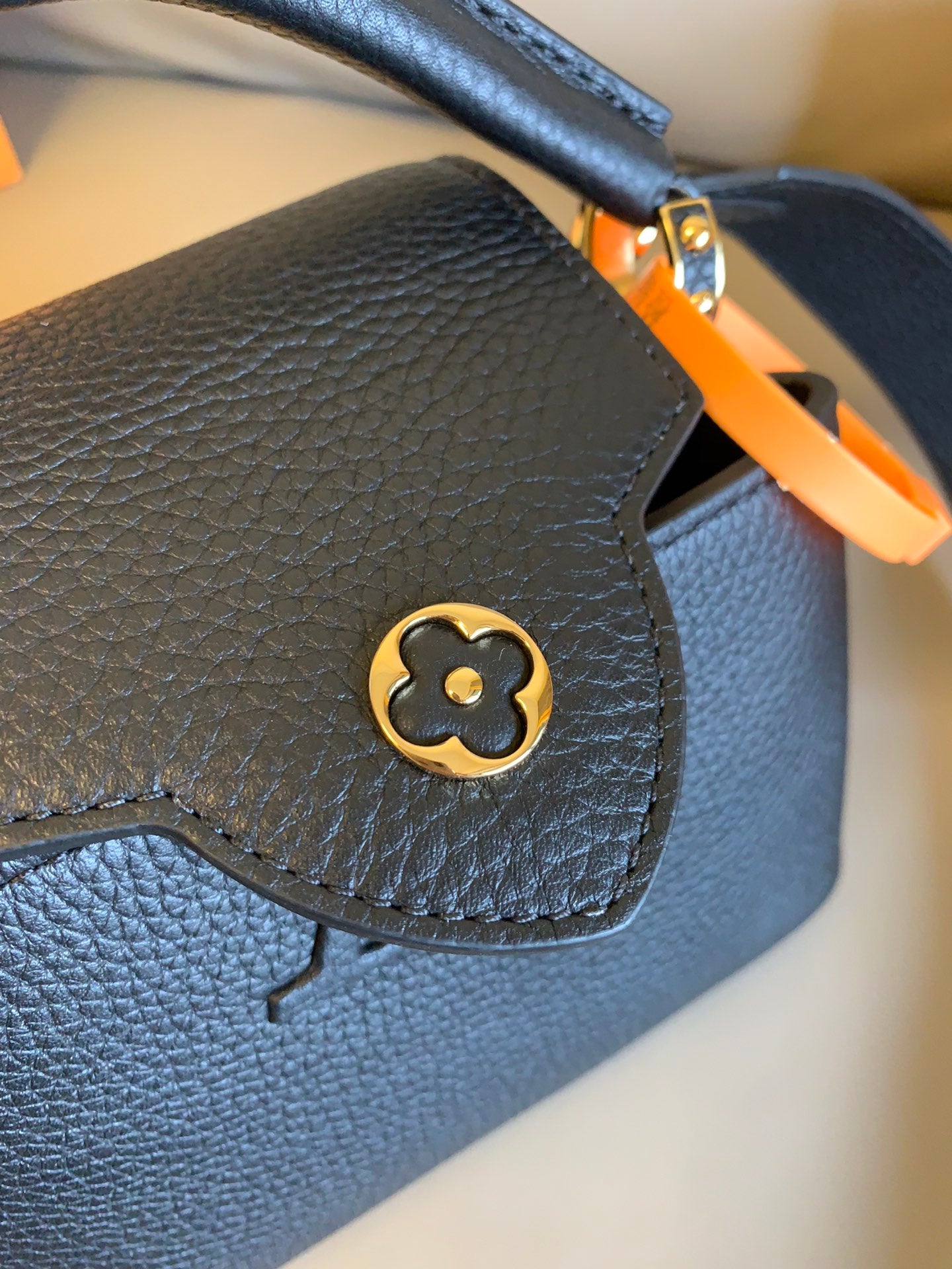 TOPLouis Vuitton LV Capucine  Bag 21*8*14 cm- Black