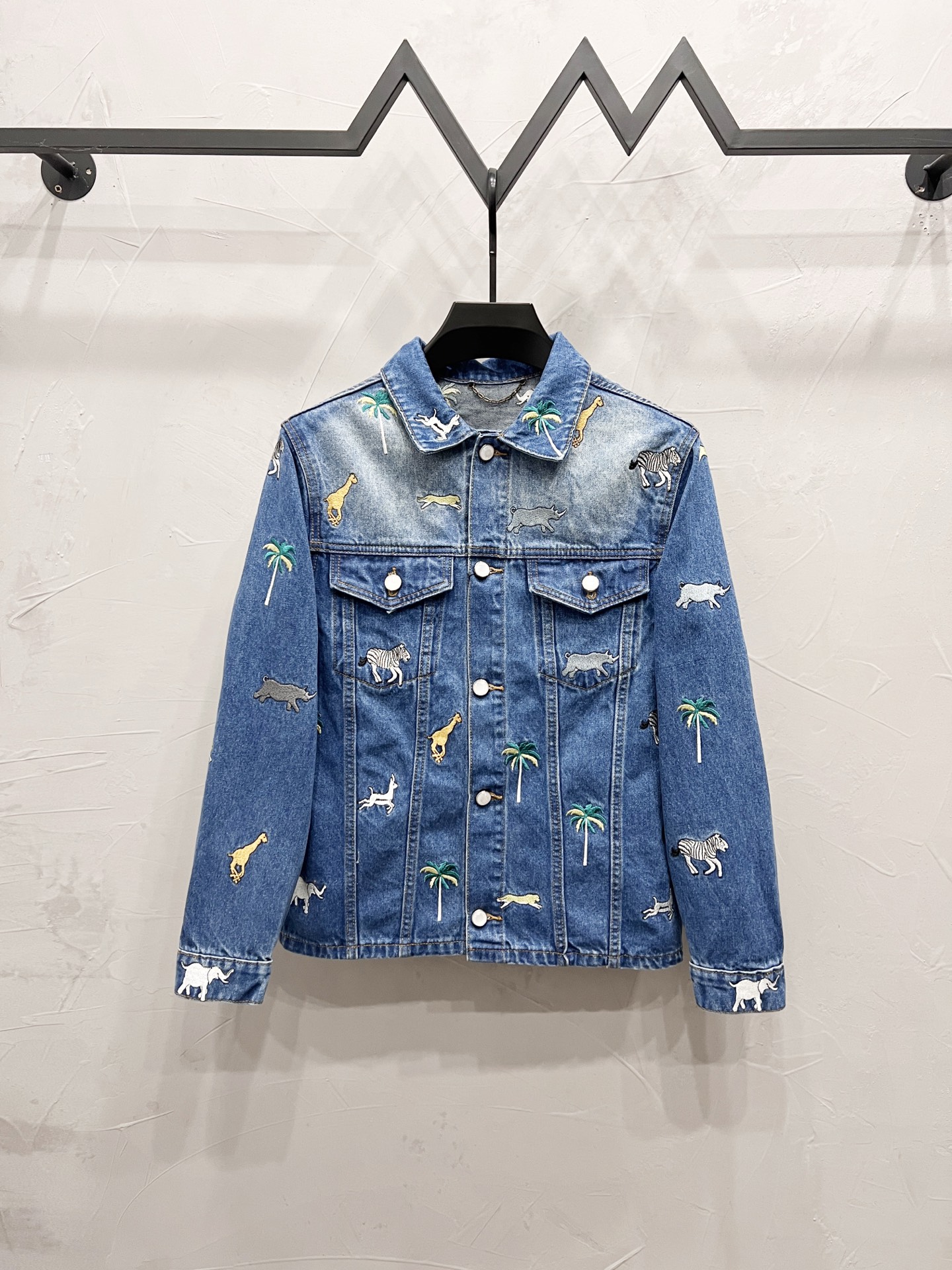 LOUIS VUITTON SS26 菲董联名系列 动物图案刺绣单排扣翻领宽松牛仔外套