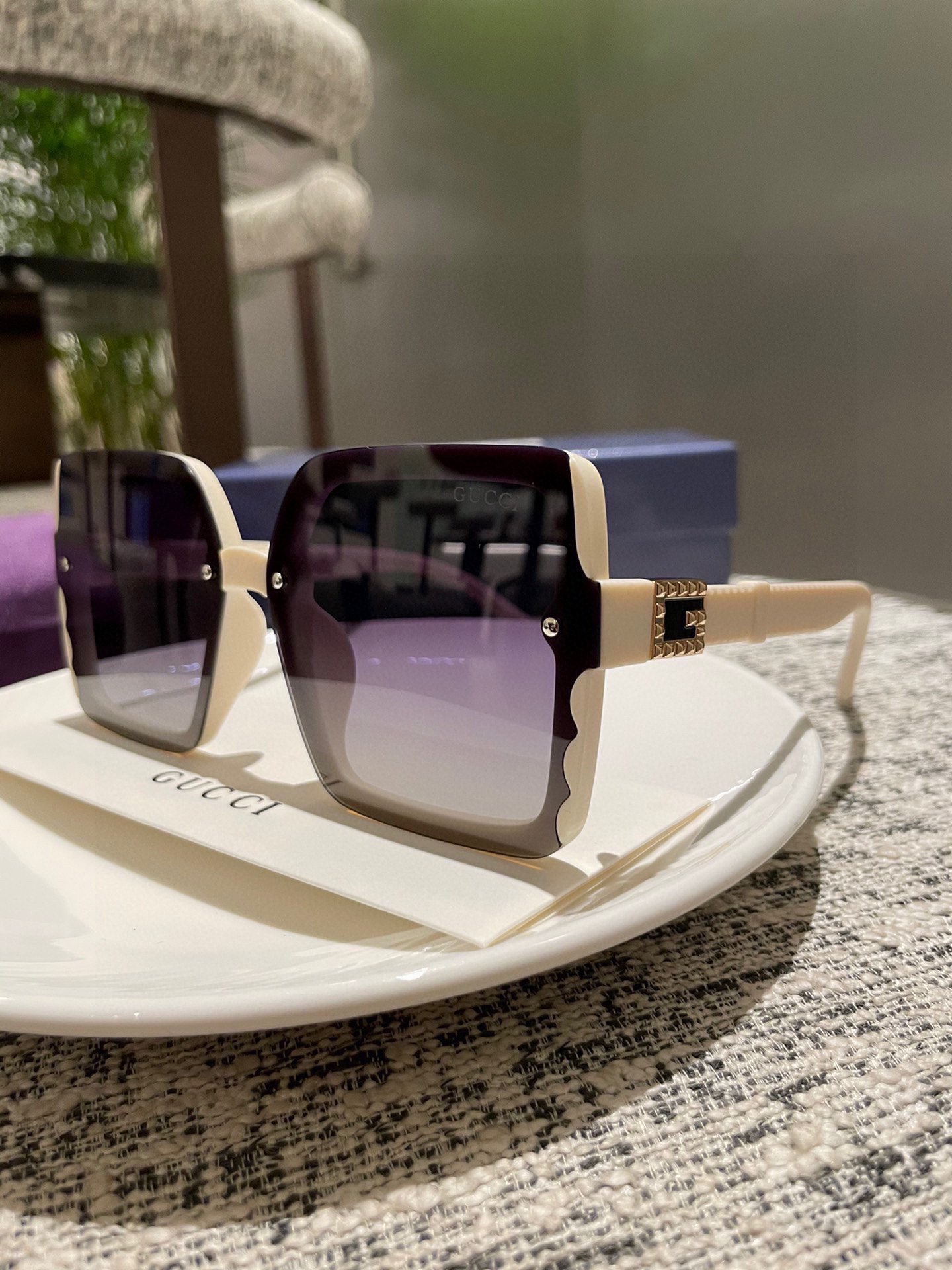 TOP Gucci  Sunglasses  - 2 Color