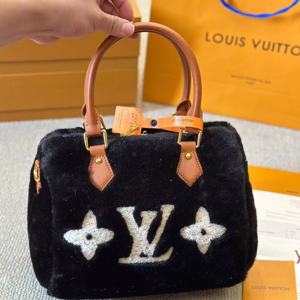 Louis Vuitton wool lamb bag (10A Mirror Version)