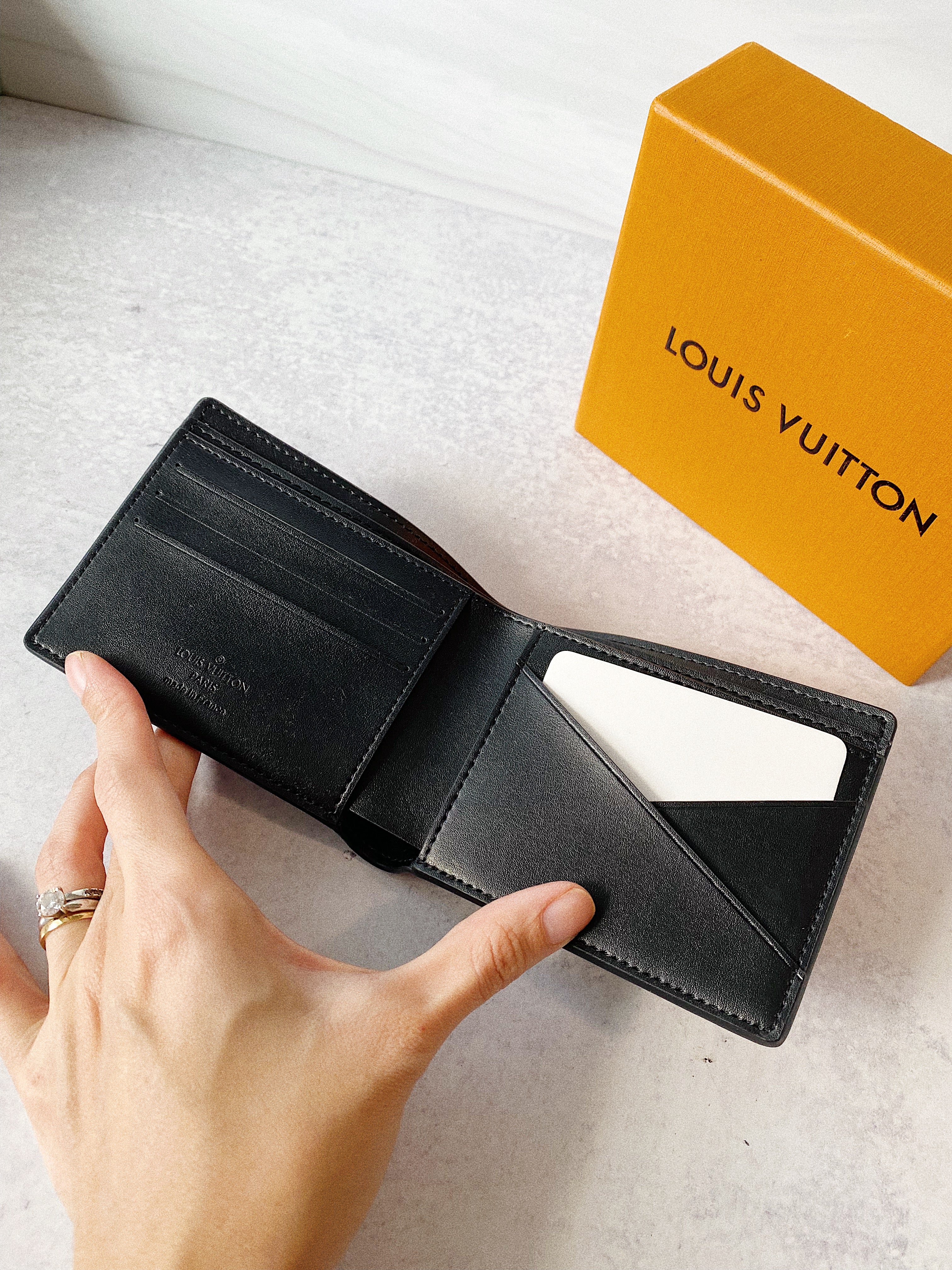 TOP Louis Vuitton LV L*V Plain Leather Logo Folding Men Wallet - Black
