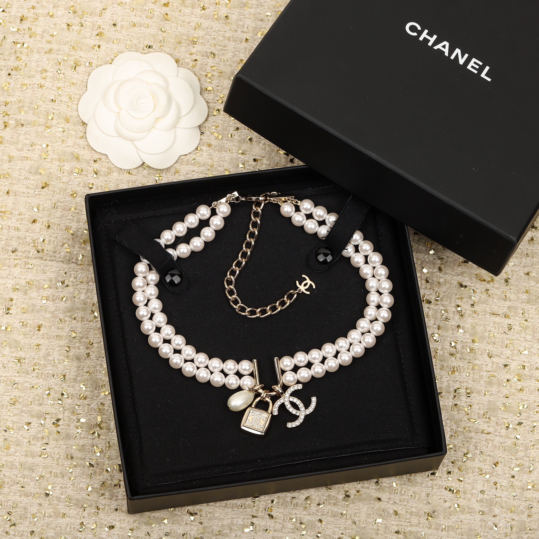 TOP CHANEL Diamond Logo Lock shape Pearl Necklace