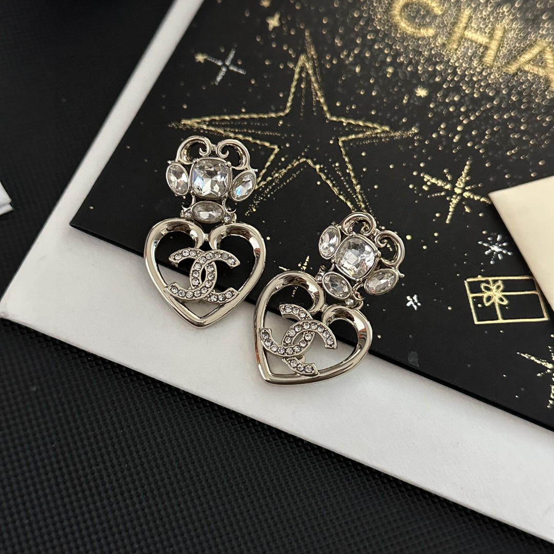 TOP CHANEL Double C Heart Earrings - Silver