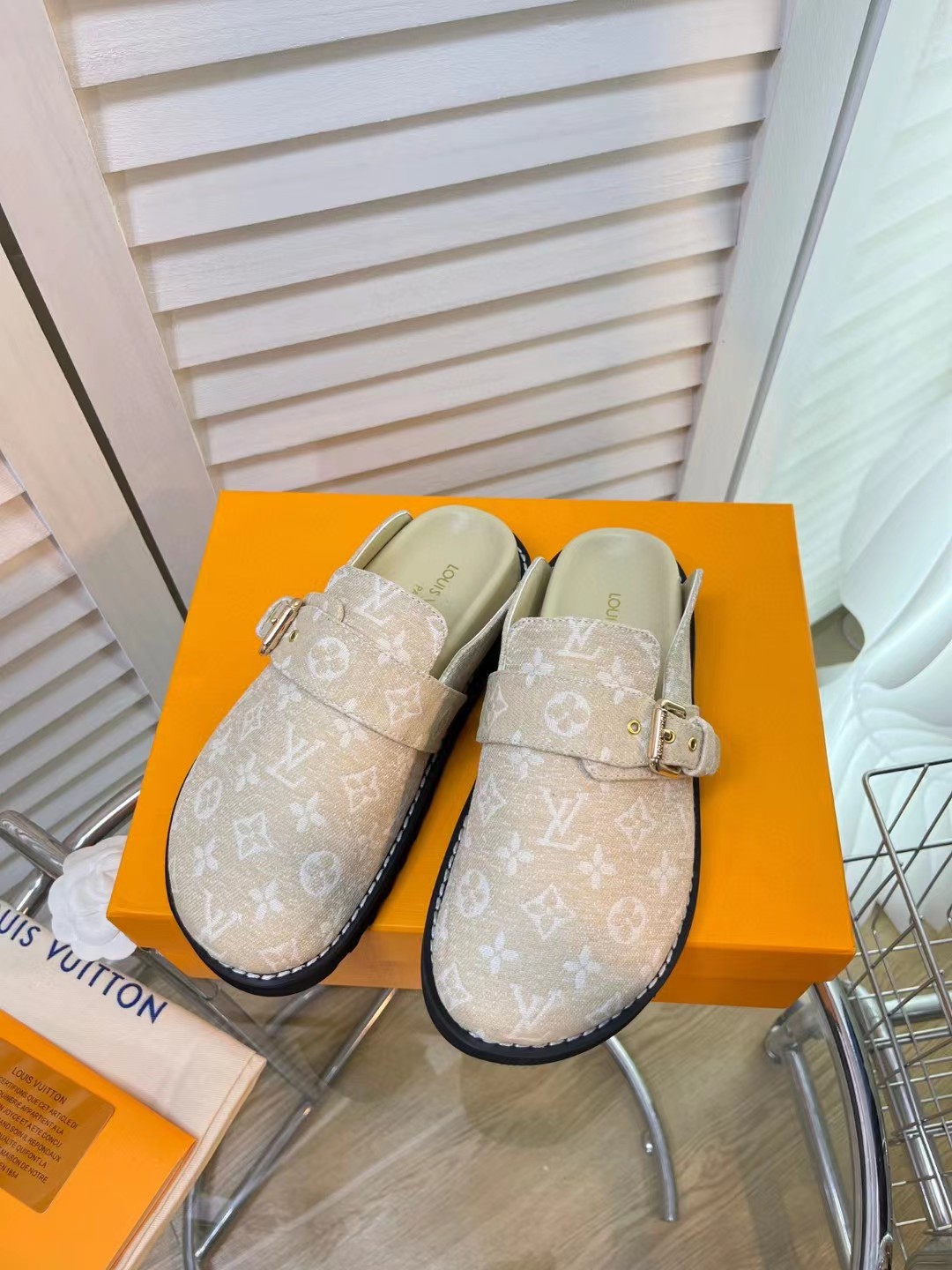 TOP Louis Vuitton LV  Fur Slippers - Monogram