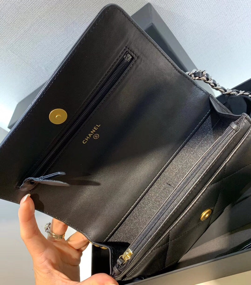 TOP CHANEL 19 WOC Bag - Black