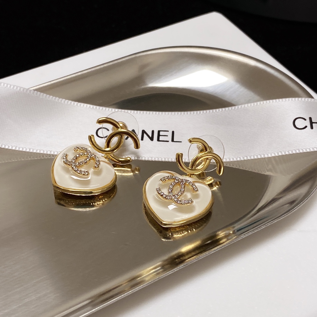 TOP CHANEL Double C Heart Earrings