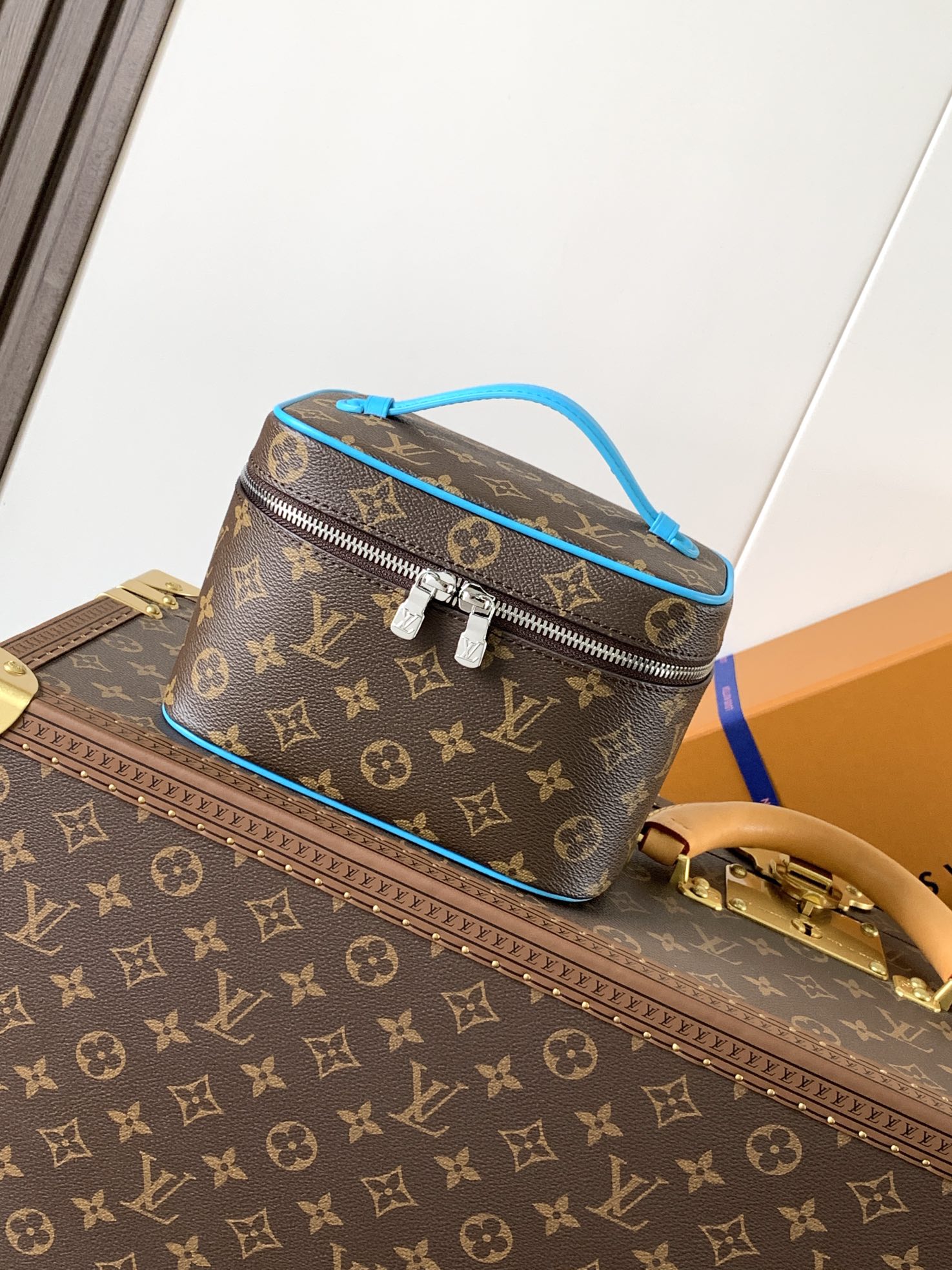 TOP Louis Vuitton LV Nice Mini Toiletry Pouch  13.5 x 12 x 20cm - 3 Colour