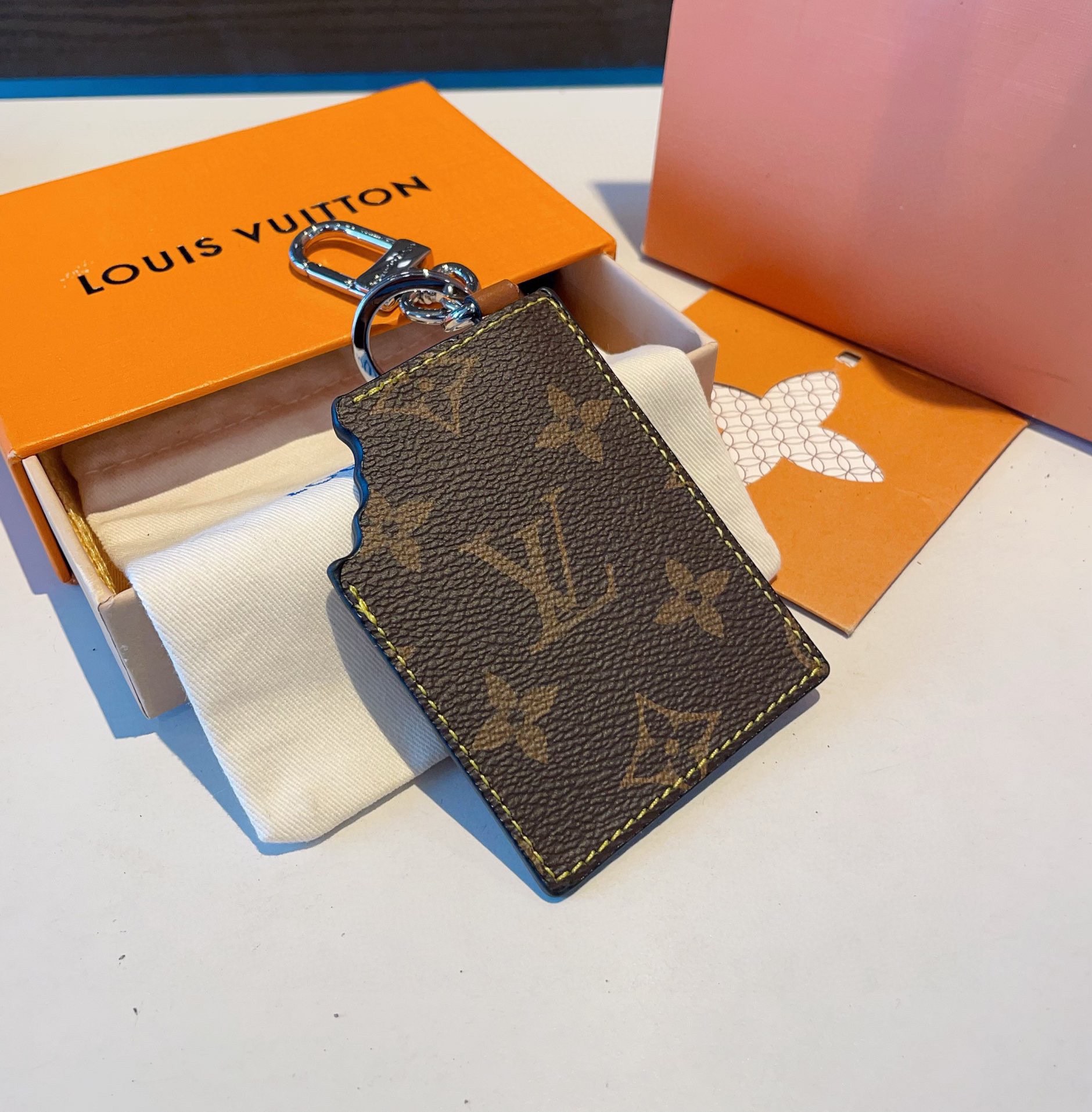 TOP Louis Vuitton LV Chocolate Keychain
