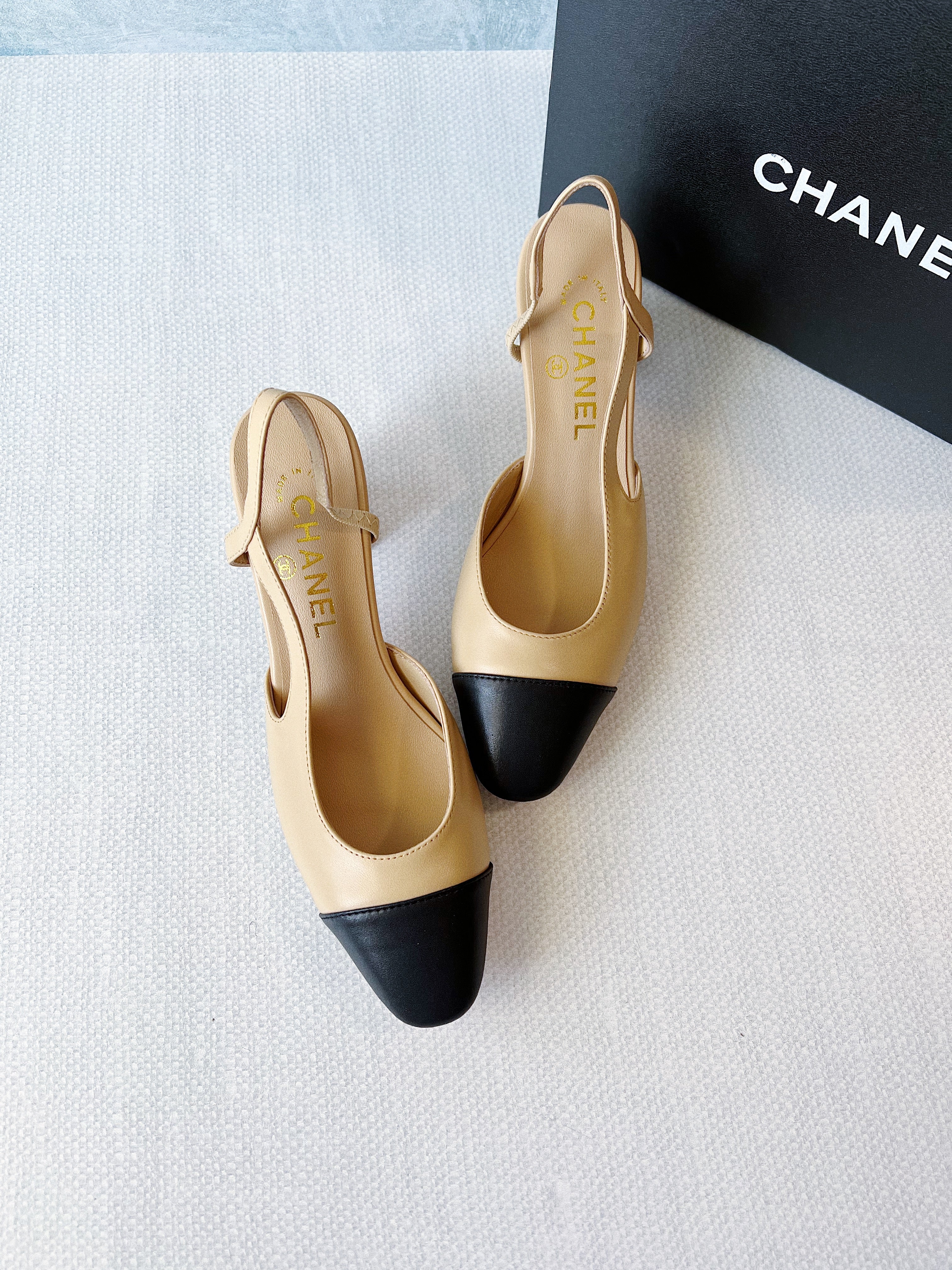 TOP CHANEL Pump Two Tone Sling Back - Beige and Black