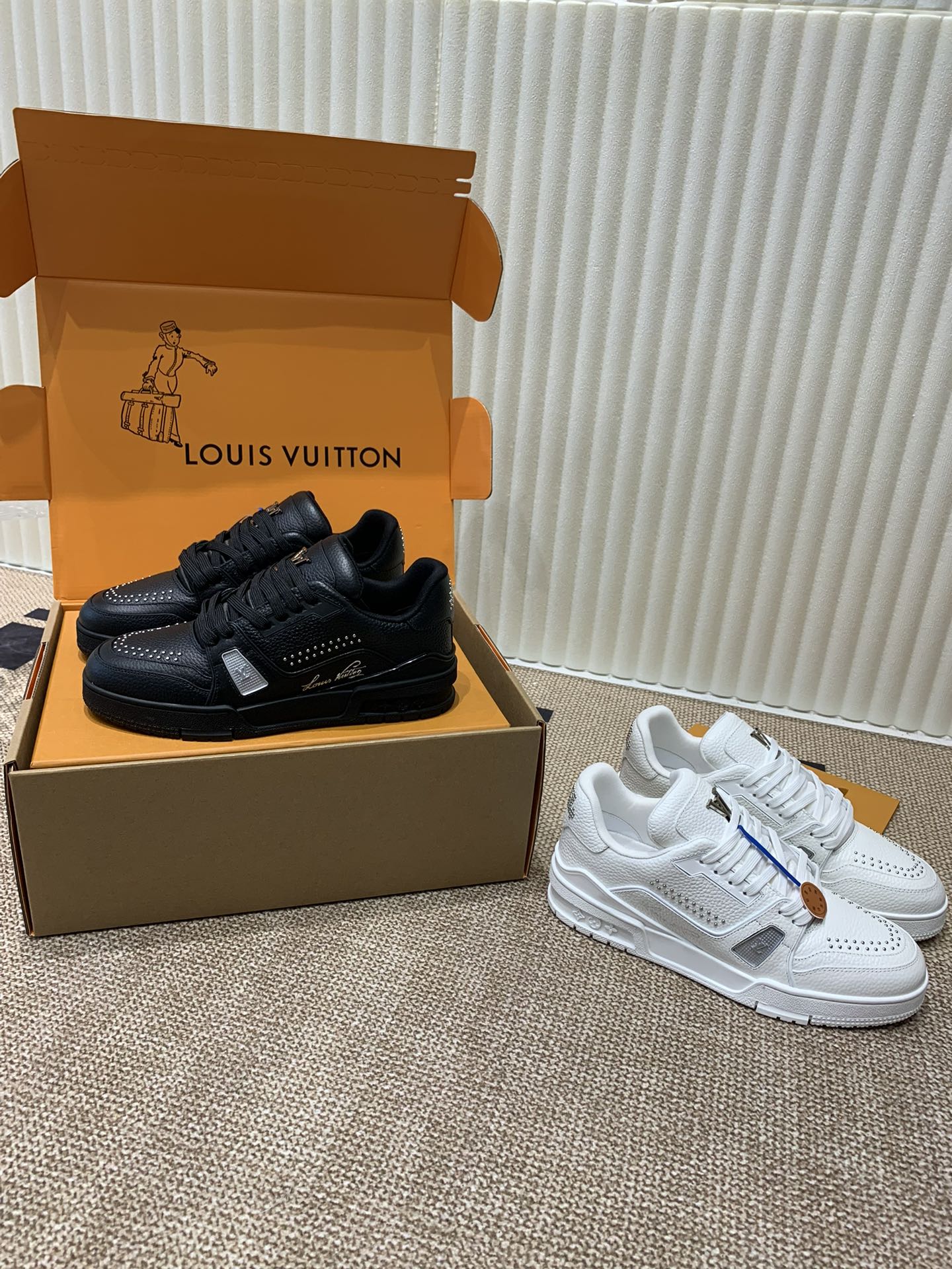 TOP Louis Vuitton LV Sneakers - 2 Colors