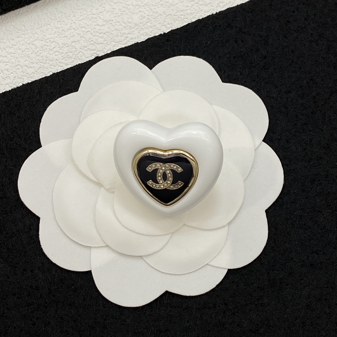 TOP CHANEL Brooch - White