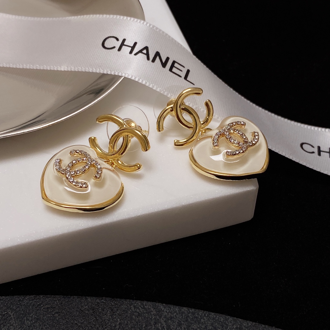 TOP CHANEL Double C Heart Earrings