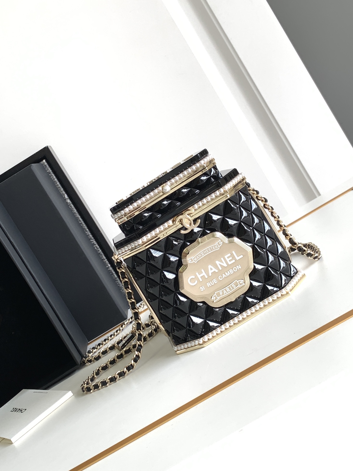 TOP CHANEL Collectible Tea Can Bag 15x14x12cm - Black