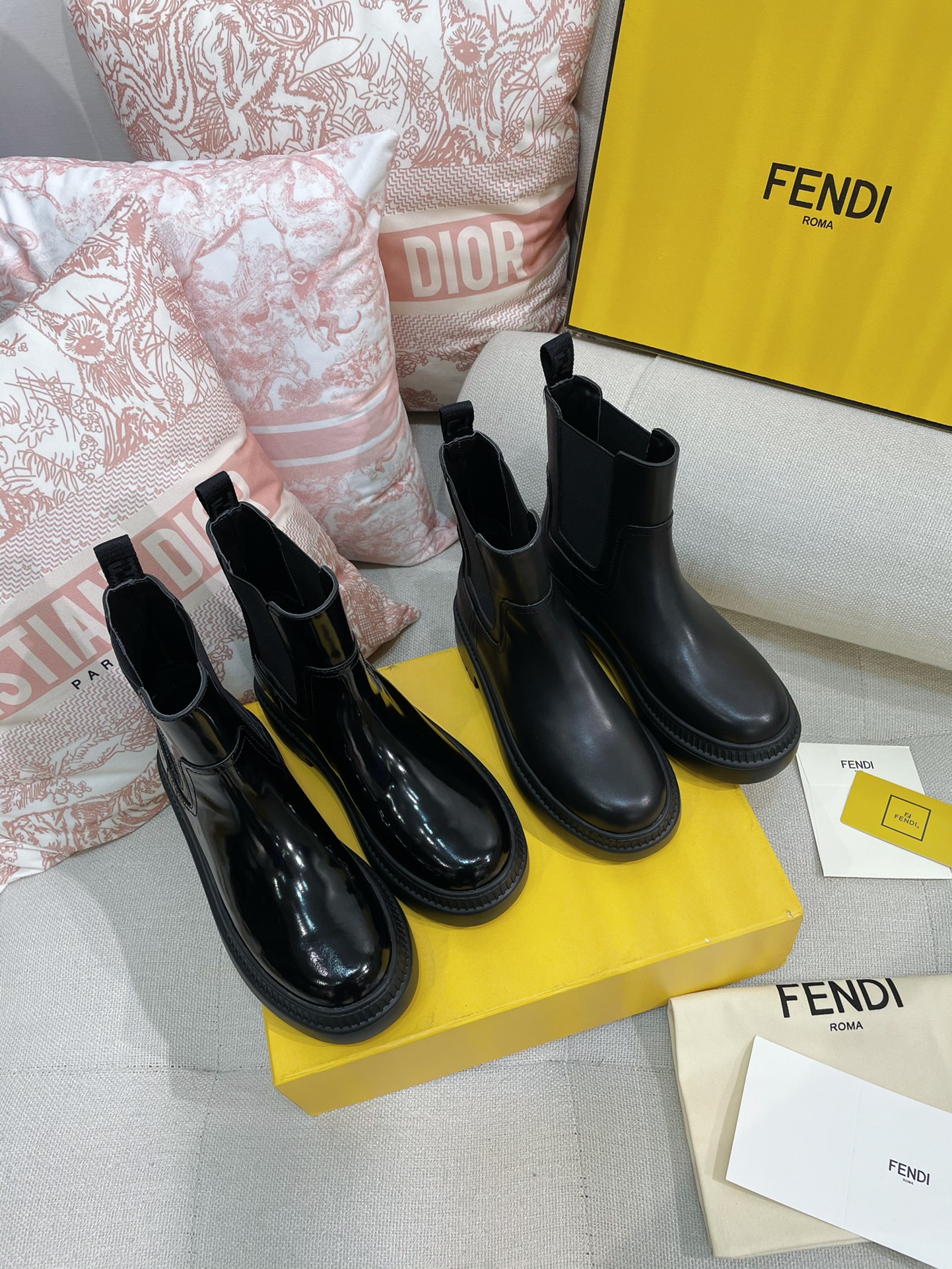 TOP FENDI Round Toe Chelsea Boots - Black