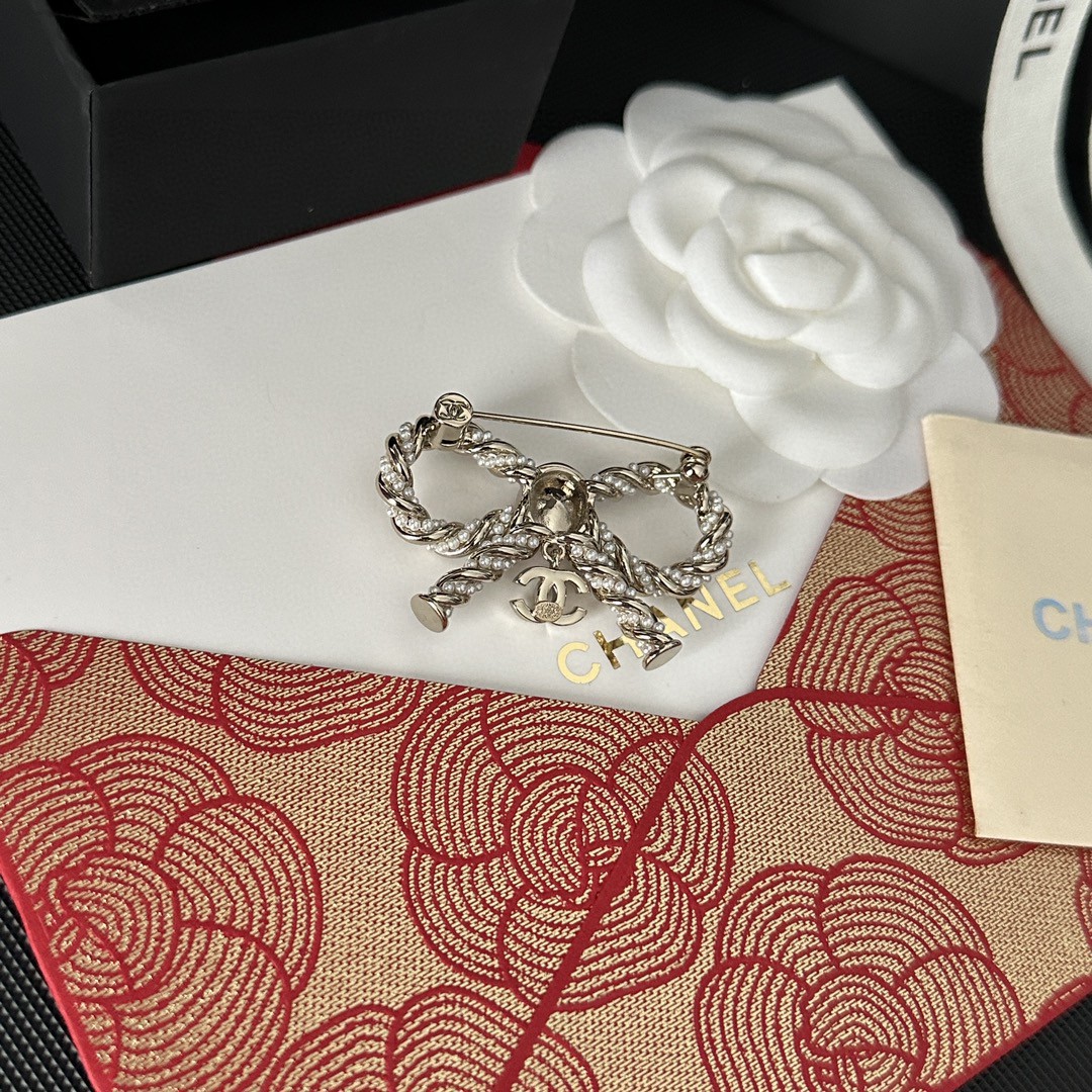 TOP CHANEL Bow Tie Brooch