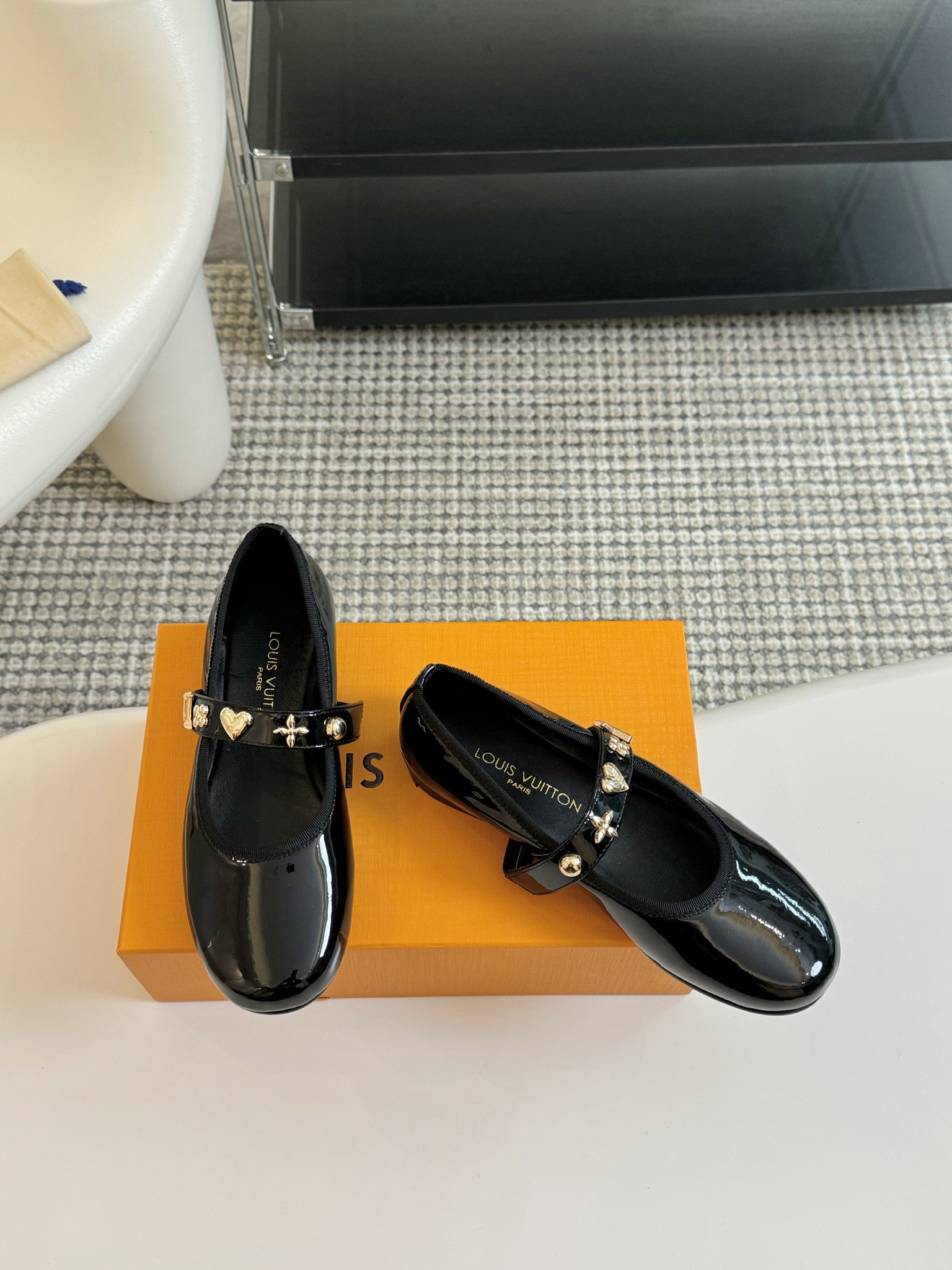 TOP Louis Vuitton LV Patent Leather Mary Jane Shoes with Circle LV Accessories - 2 Color