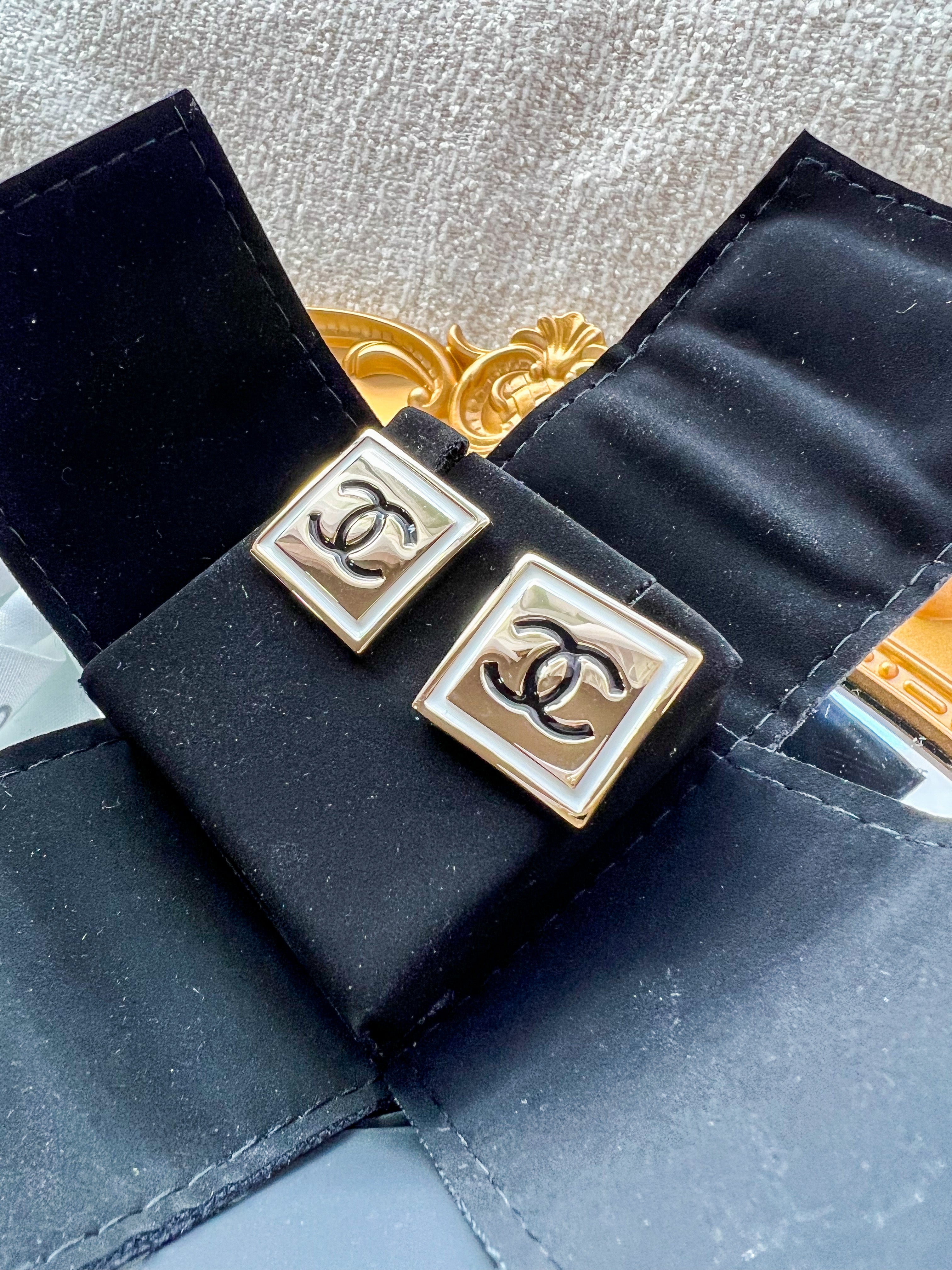 TOP CHANEL Square Black Coco Stud Earrings