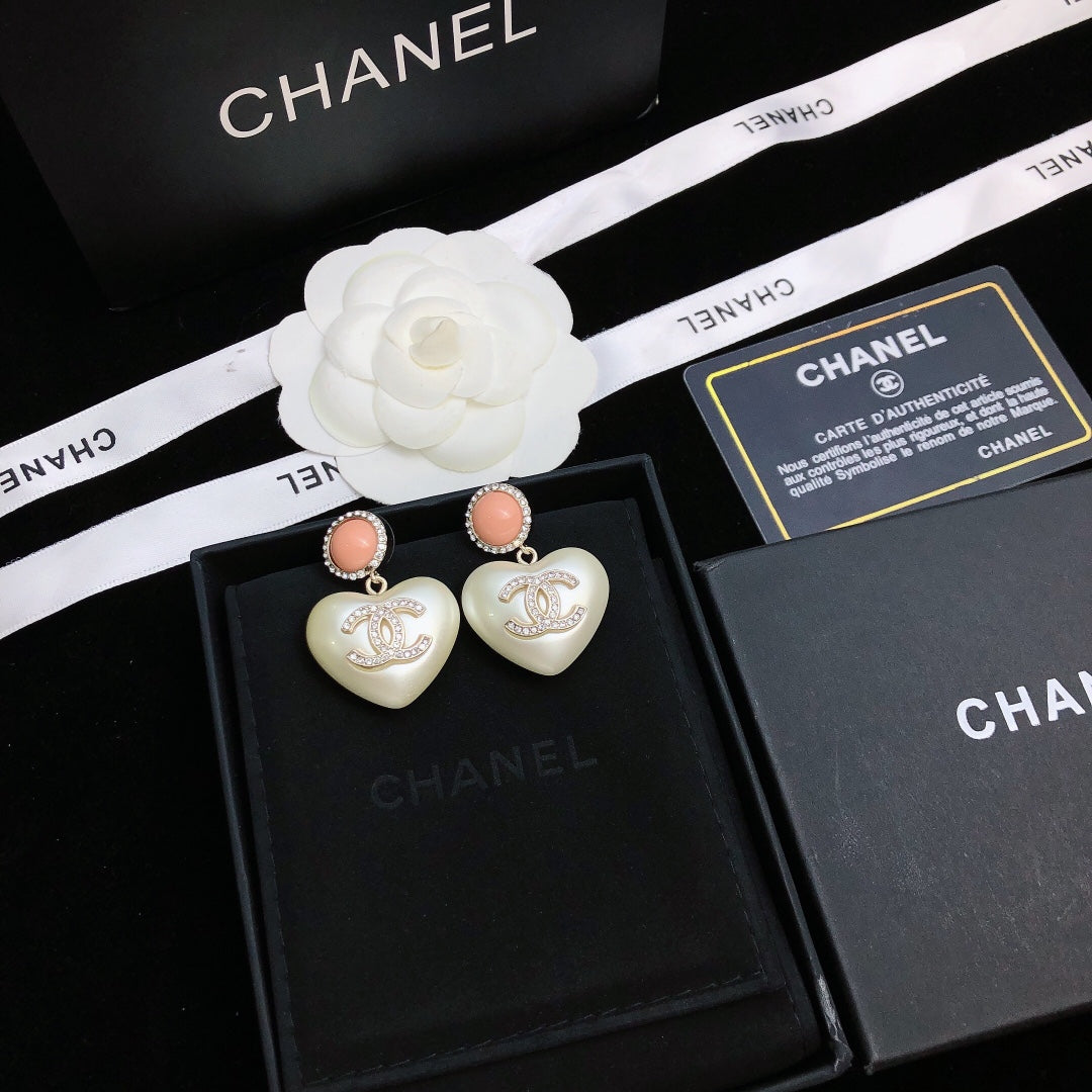 TOP CHANEL Hearts Pearls Gold Pink and White