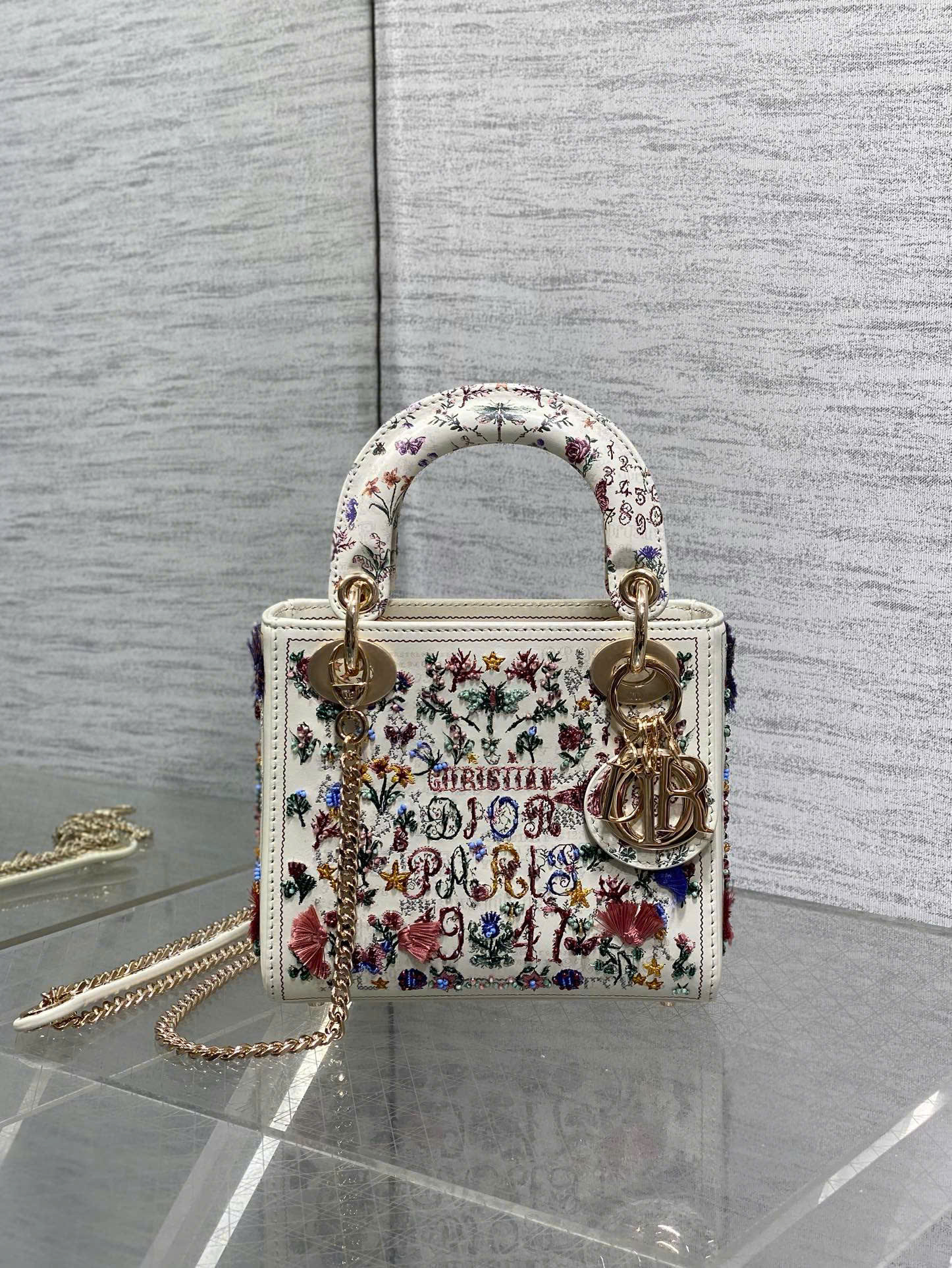 TOP Christian Dior Lady Dior Embroidery Bag 20 x 17 x 8 cm - Beige