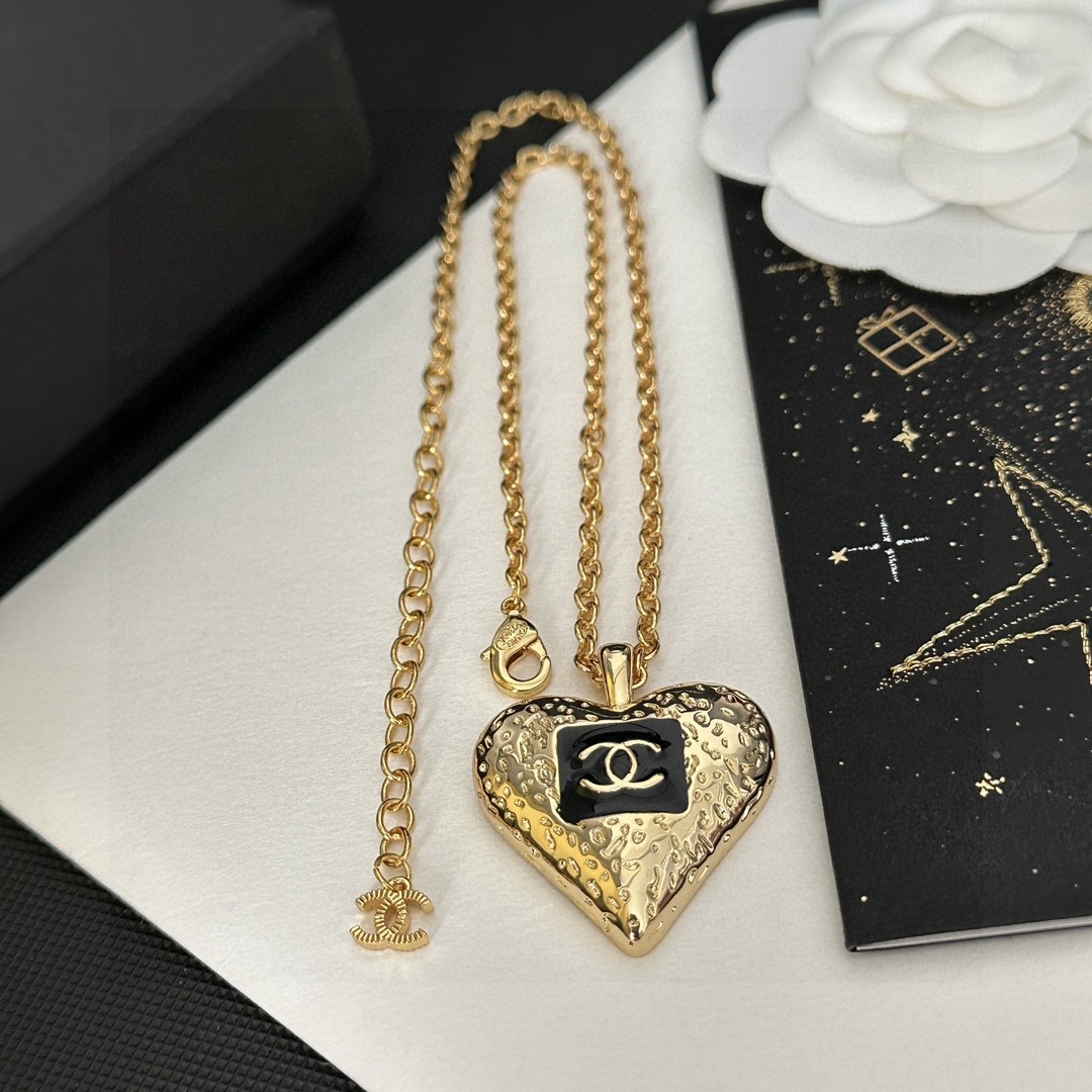 TOP CHANEL Heart Necklace