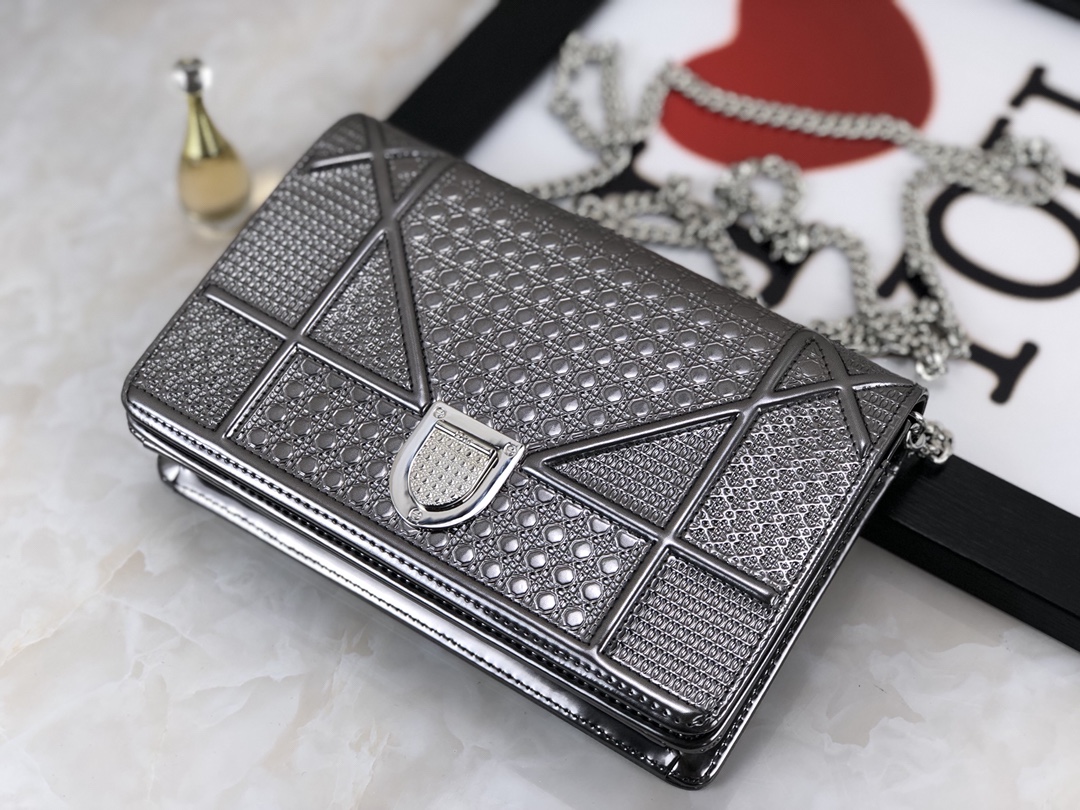 TOP Christian Dior Metallic Patent Micro-Cannage Diorama Wallet on Chain Bag 19cm - Silver