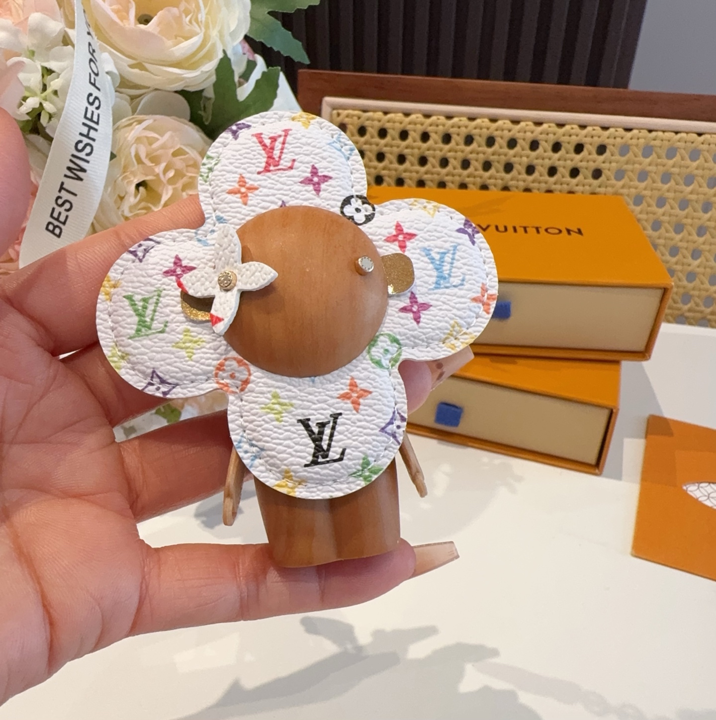 TOP Louis Vuitton LV Sunflower Keychain - White