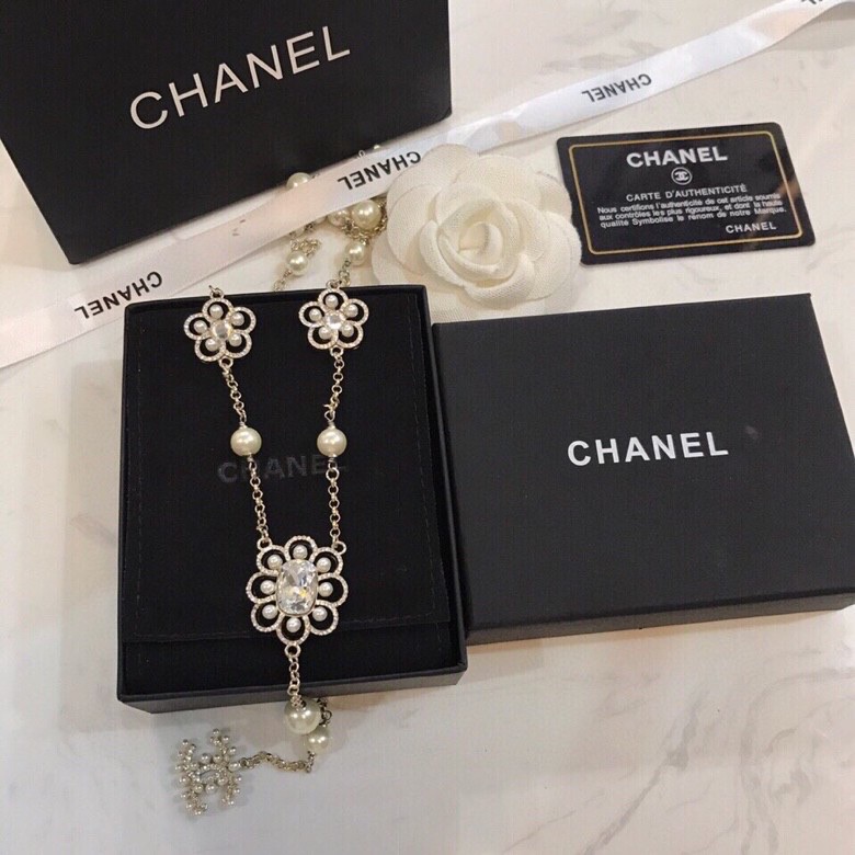 TOP CHANEL Double C Pearl Sweater Chain Necklace