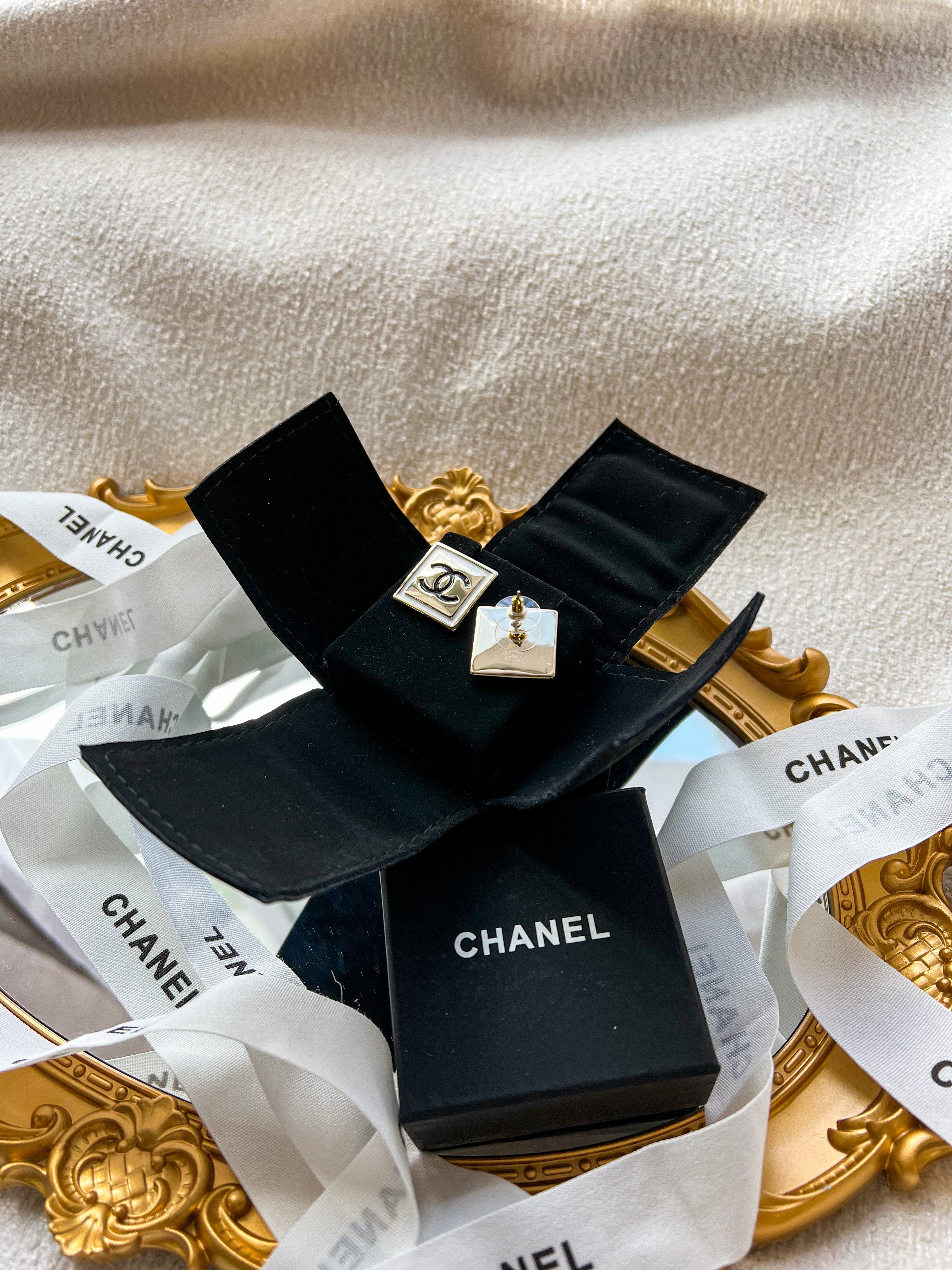 TOP CHANEL Square Black Coco Stud Earrings