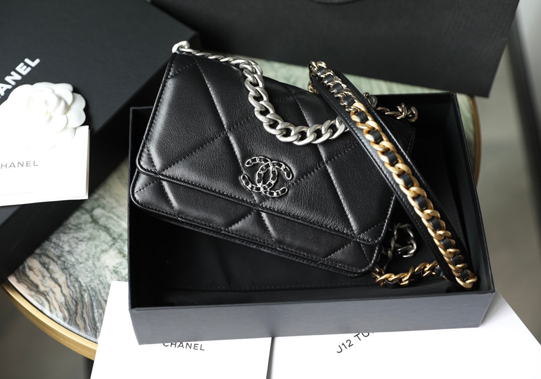 TOP CHANEL 19 WOC Tri-color Hardware - Black