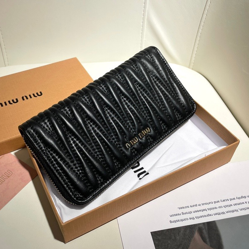 MIU MIU Matelassé Leather Card Bag (Replica)