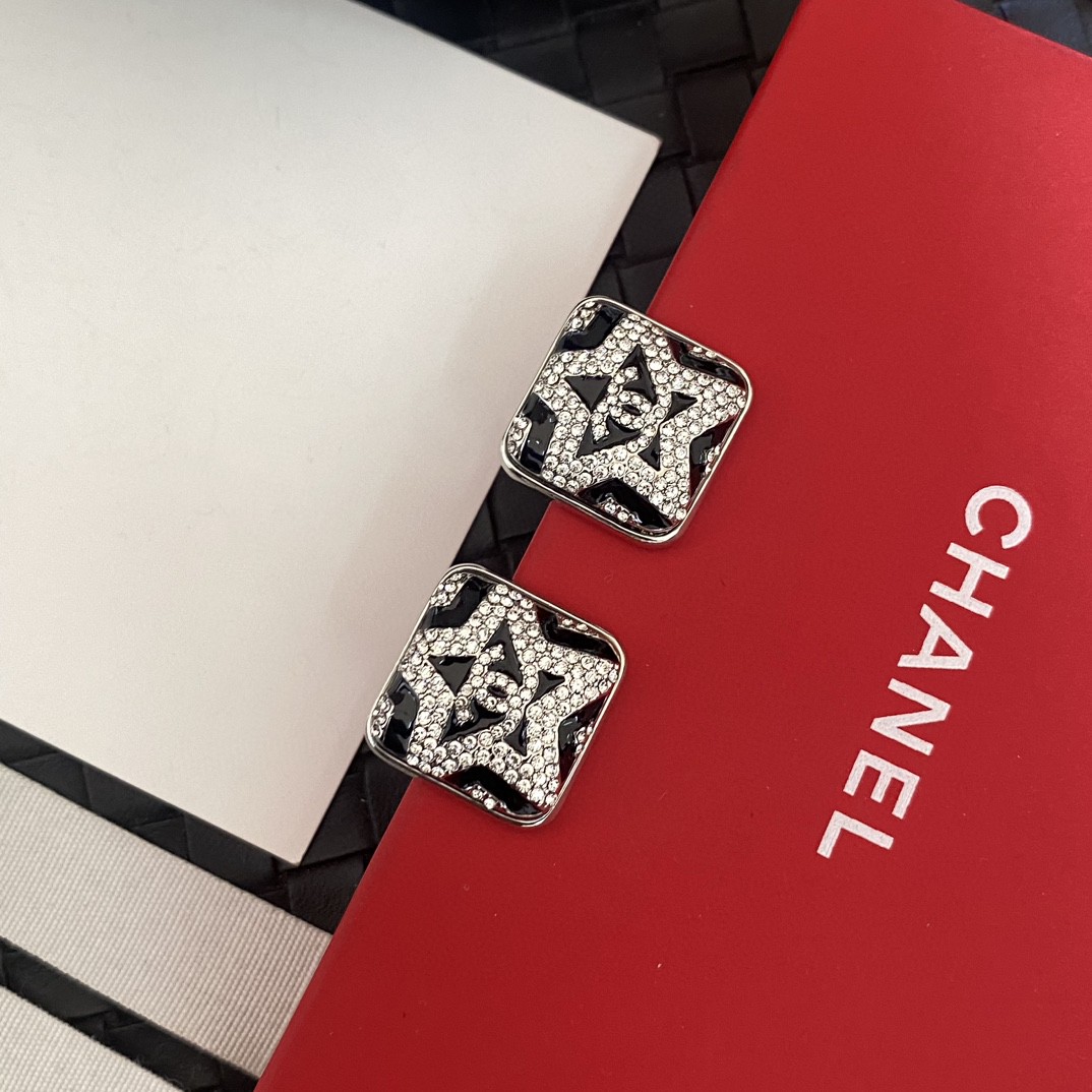 TOP CHANEL Square Five-Pointed Star Earrings