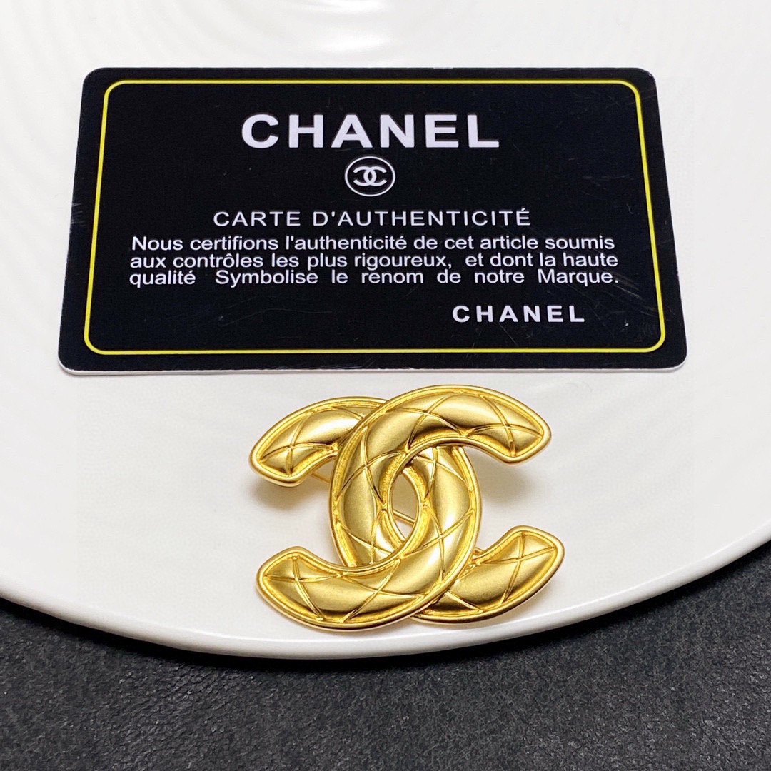 TOP CHANEL Gold Retro Style Brooch