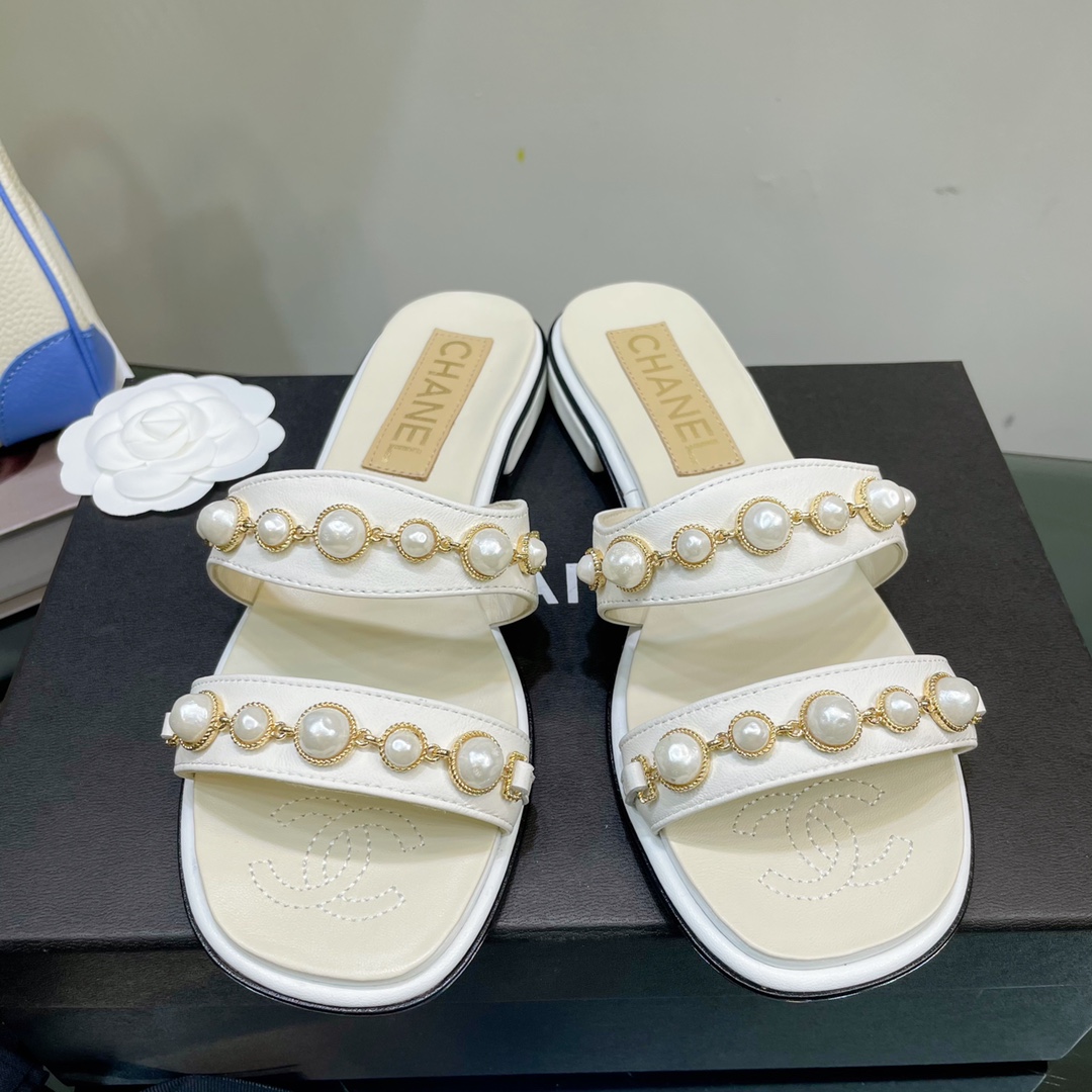 TOP CHANEL Pearl Slippers - White