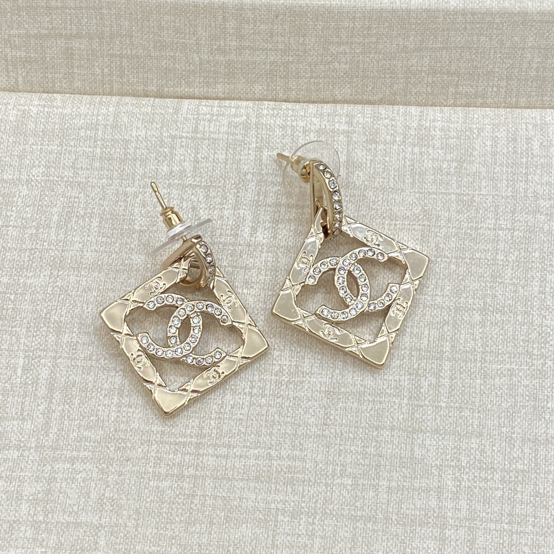 TOP CHANEL Earrings- Gold