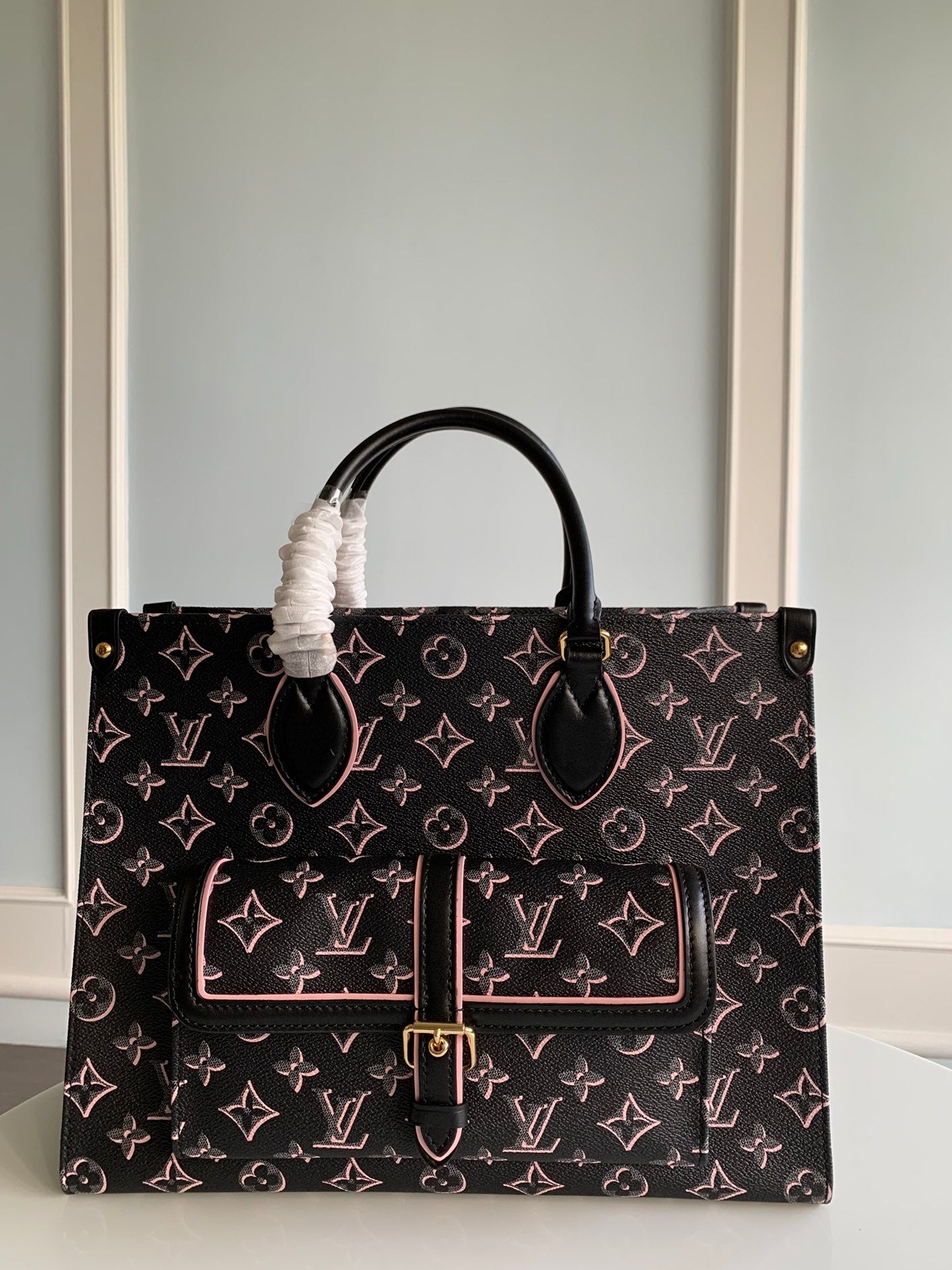 TOP Louis Vuitton LV On The Go MM Fall For You Monogram Tote 35x27x14cm - Black
