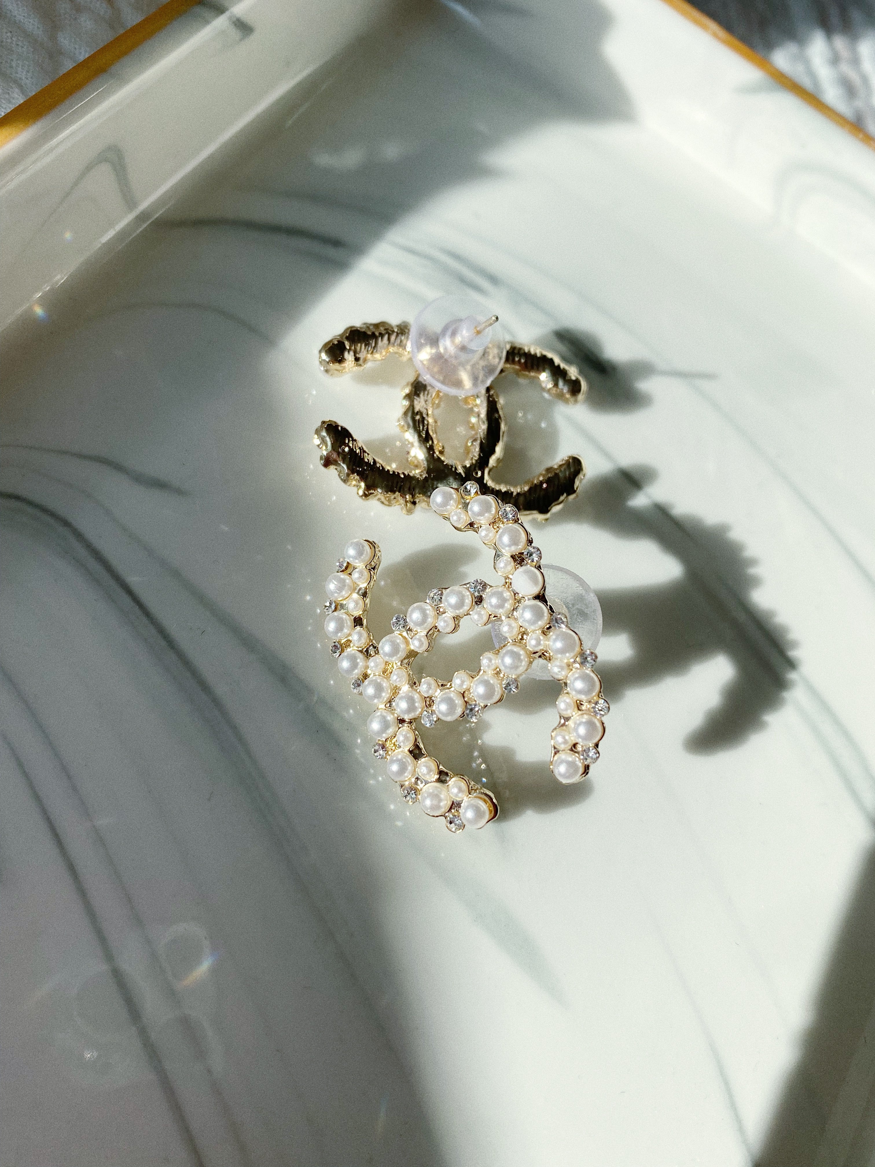 TOP CHANEL Stud Big Logo Earrings