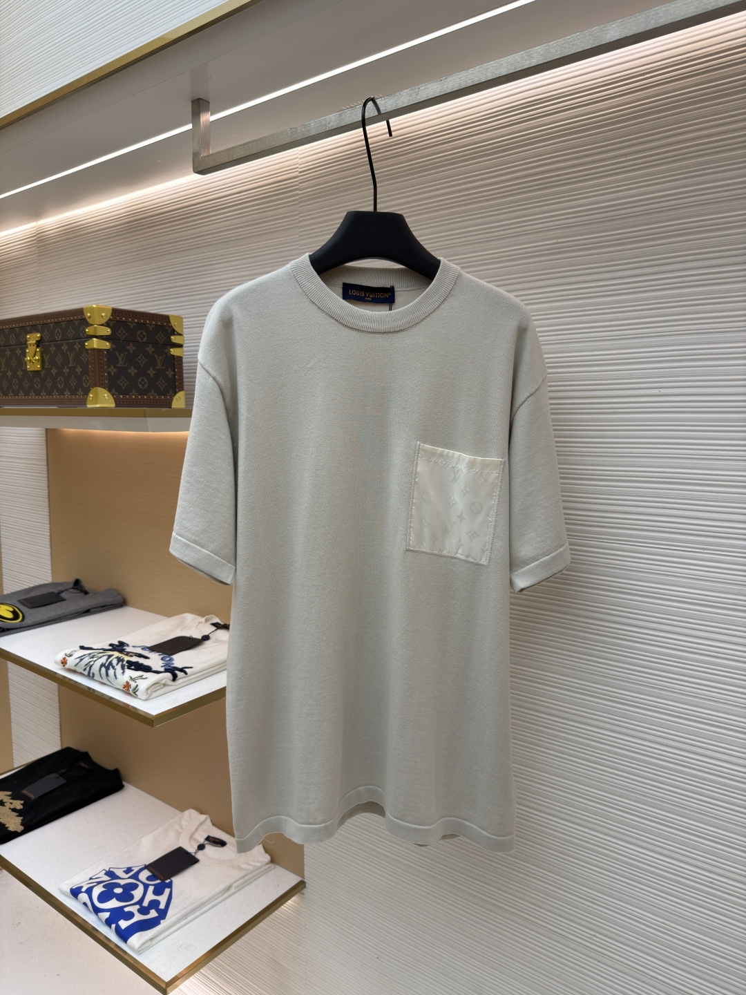 LOUIS VUITTON 口袋嵌花短袖
