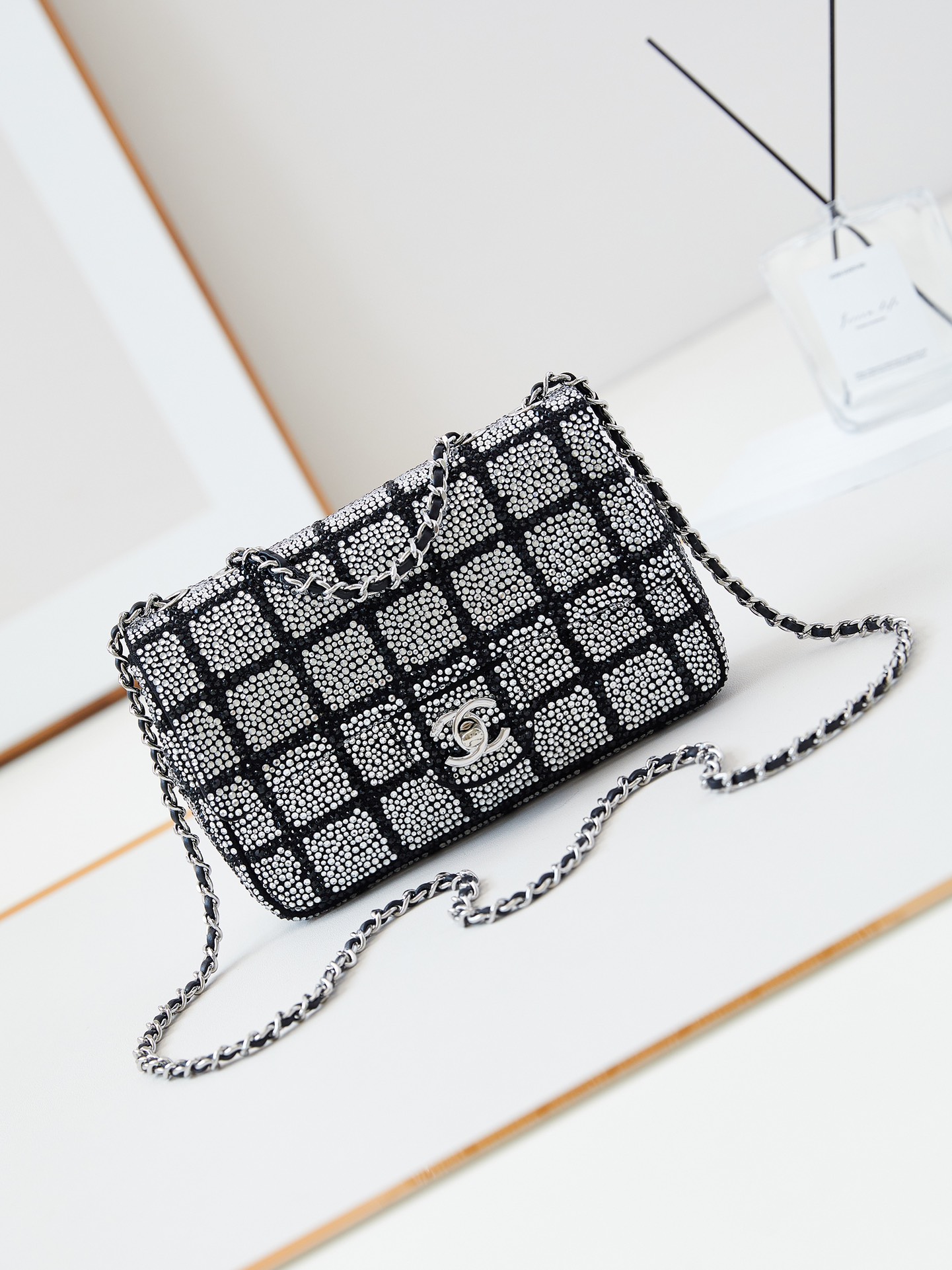 TOP CHANEL Flap Bag with Diamonds 13x21x8cm