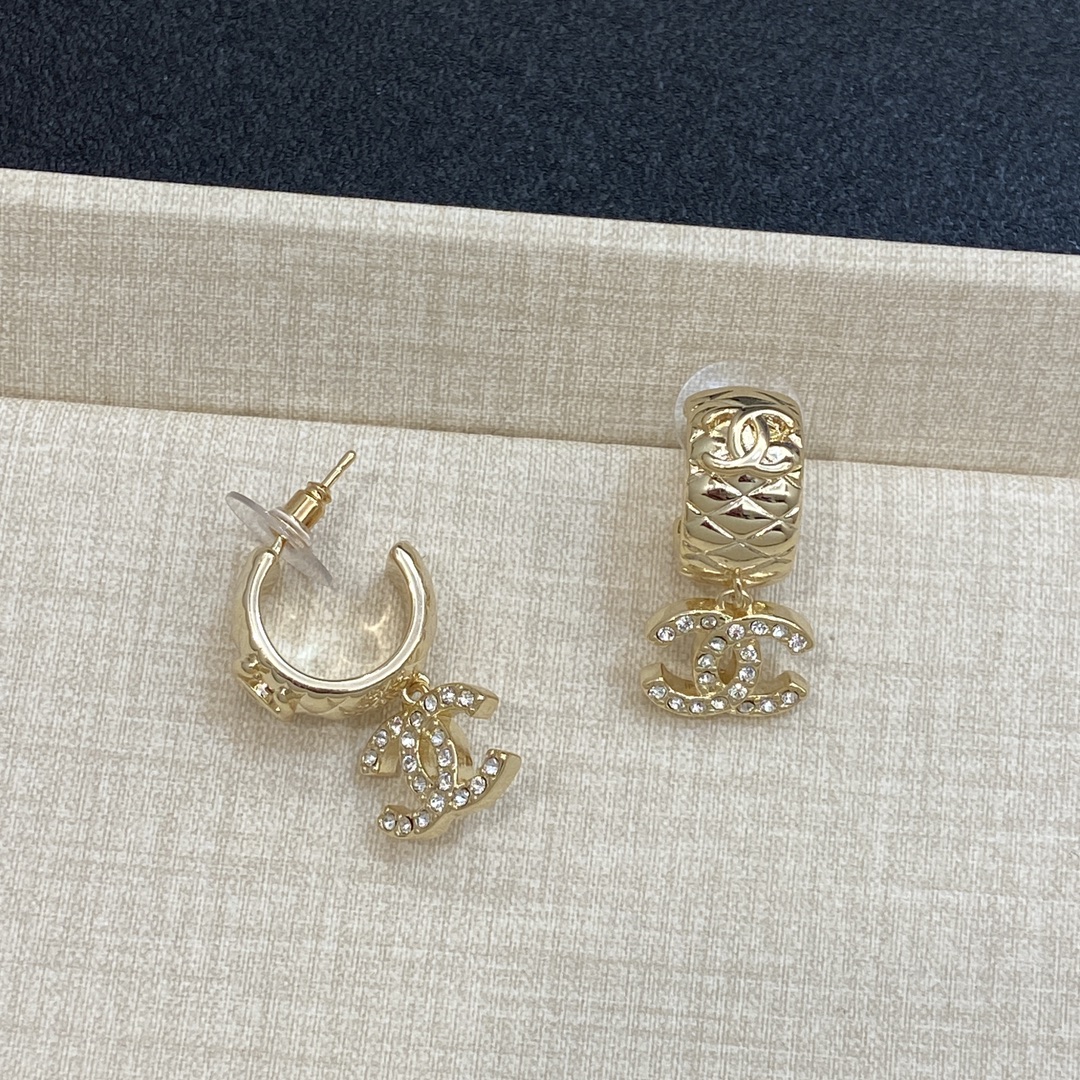 TOP CHANEL CC  Earrings- Gold