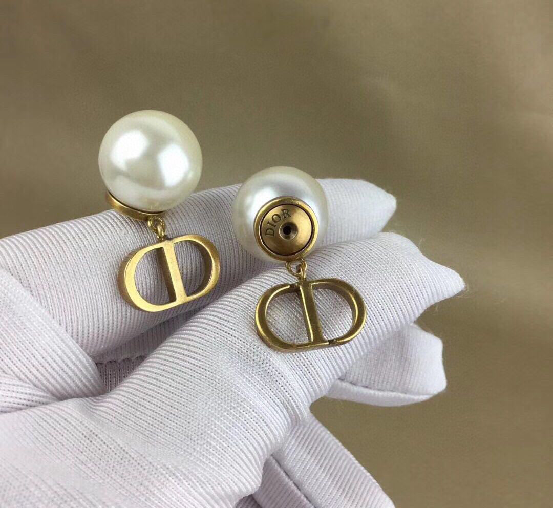 Top Christian Dior Pearly Stud Earrings