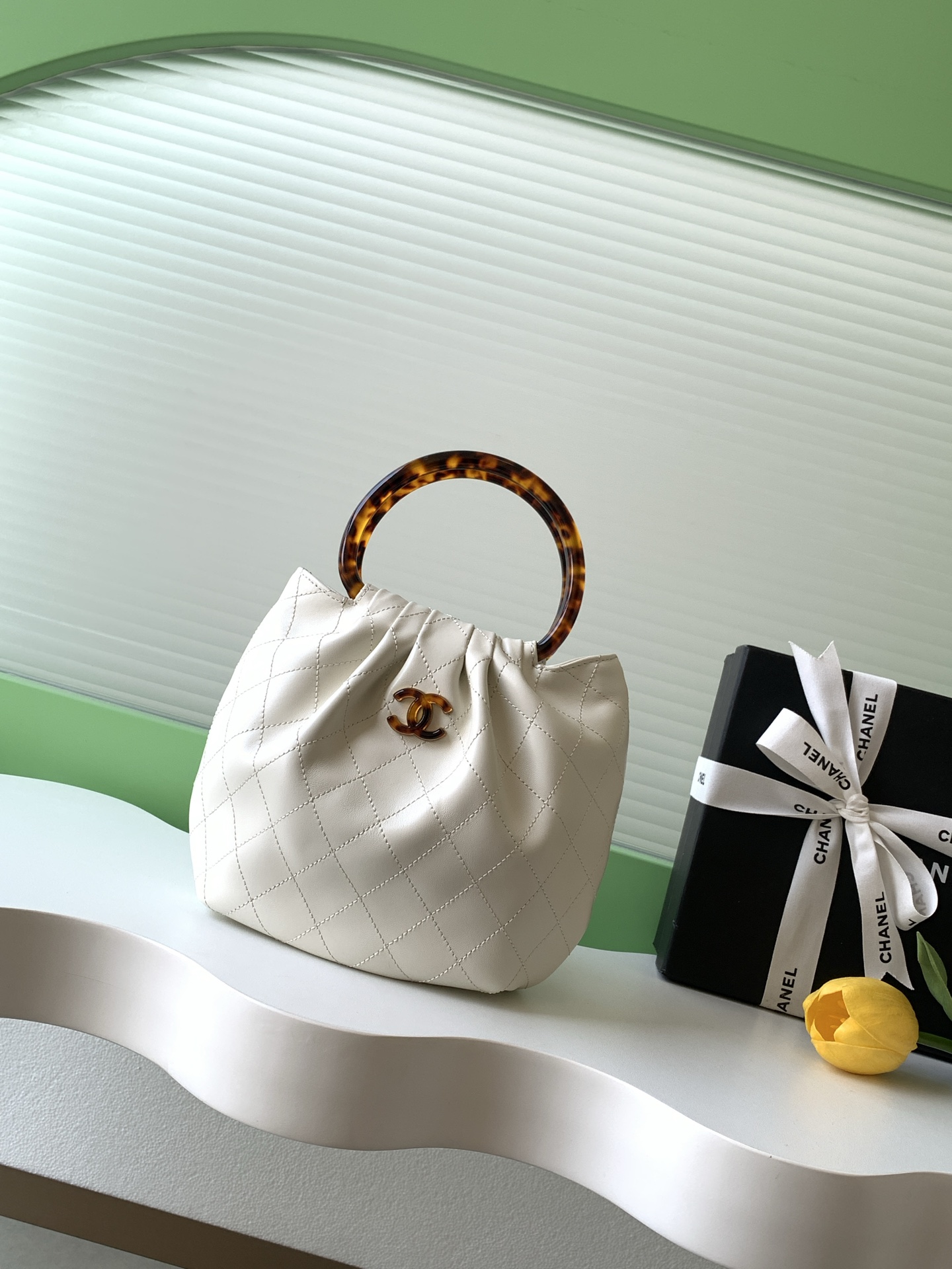 TOP CHANEL Lambskin Handbag with Tortoiseshell Handle  18-24-12 cm - 4 Colors