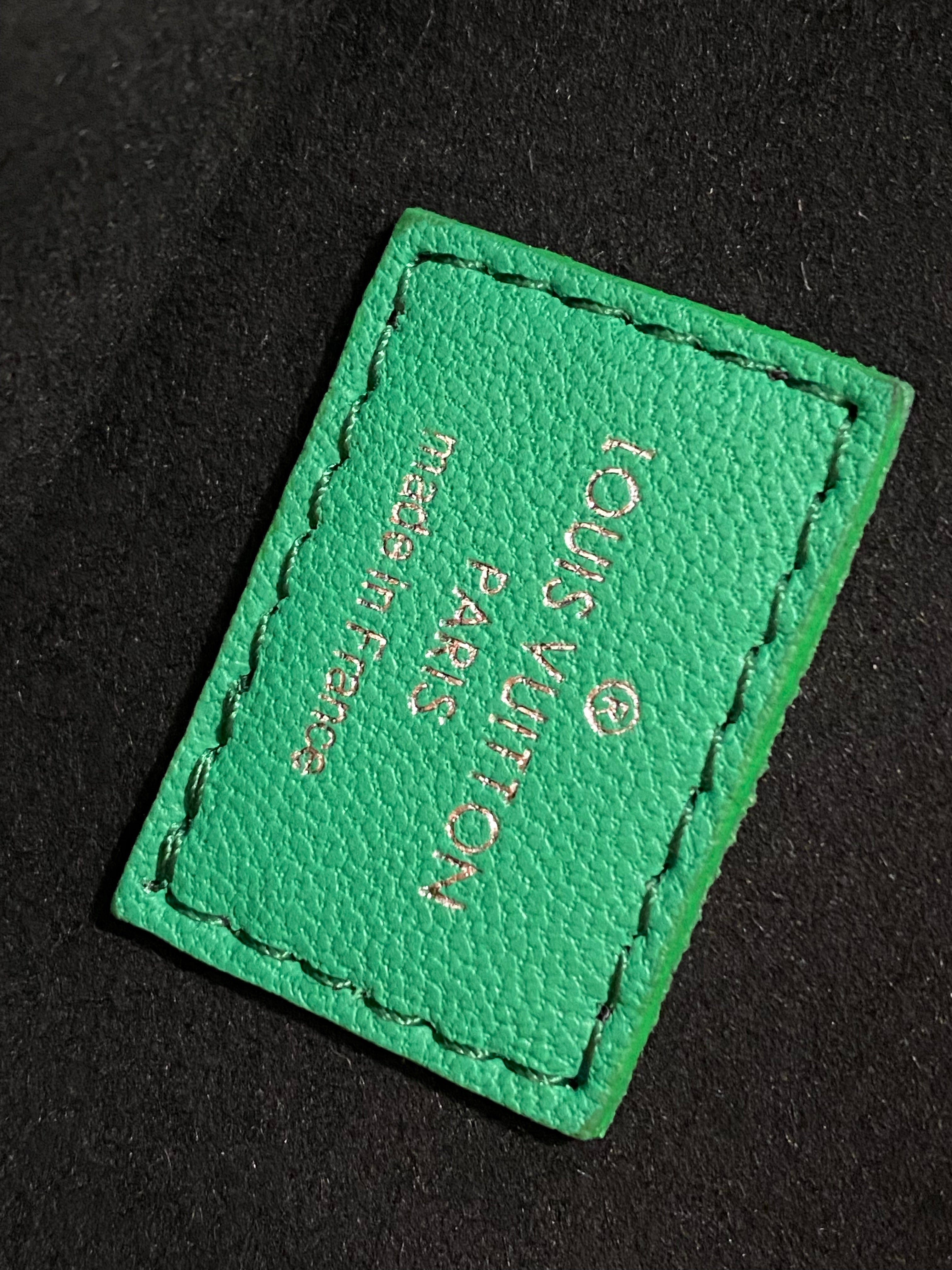 TOP CHANEL Stud Square Earrings