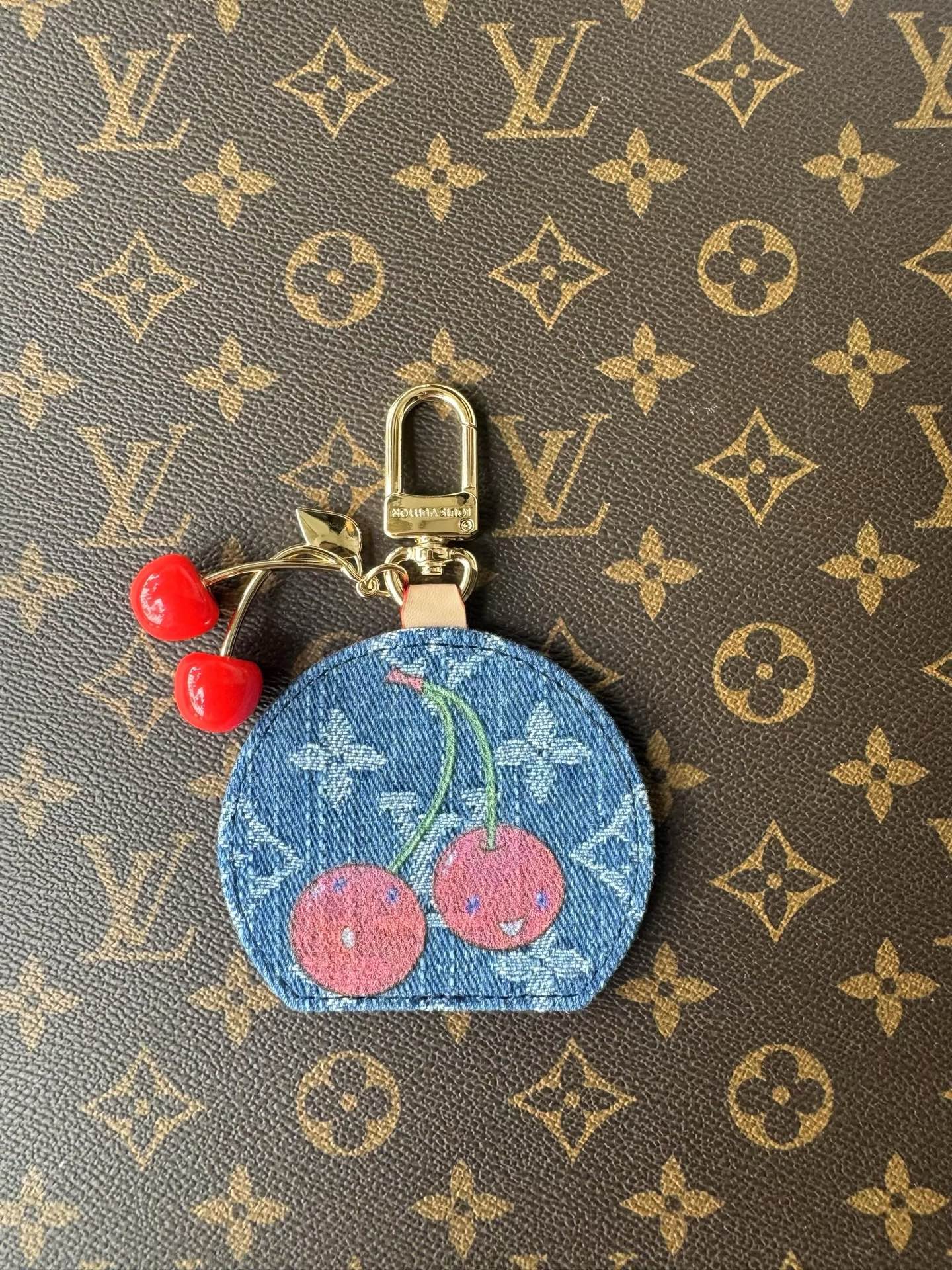 TOP Louis Vuitton LV Cherry Key Chain  - Gold