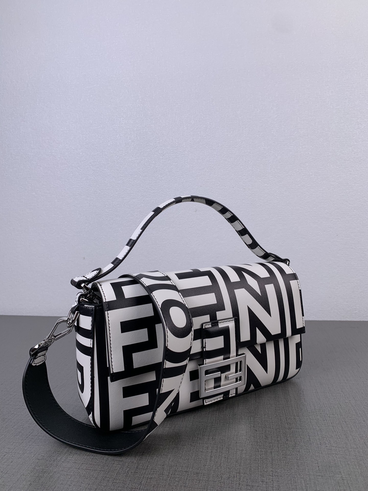 TOP FENDI Calfskin Print Baguette Bags 21x11.5x5cm - Black Paired With White - SHW
