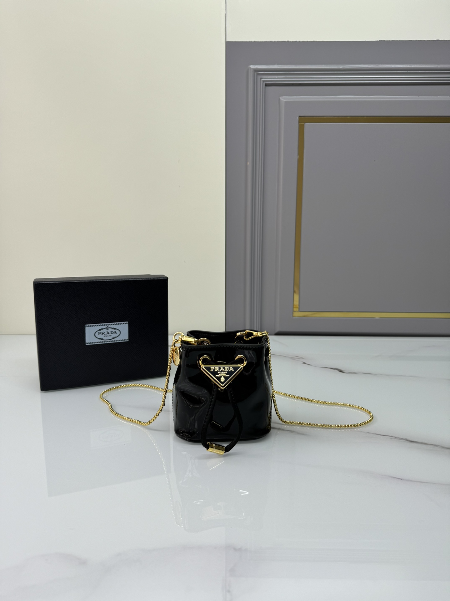 Top PRADA Mini Bag Patent Glossy Cowhide 10x12x7cm - Black