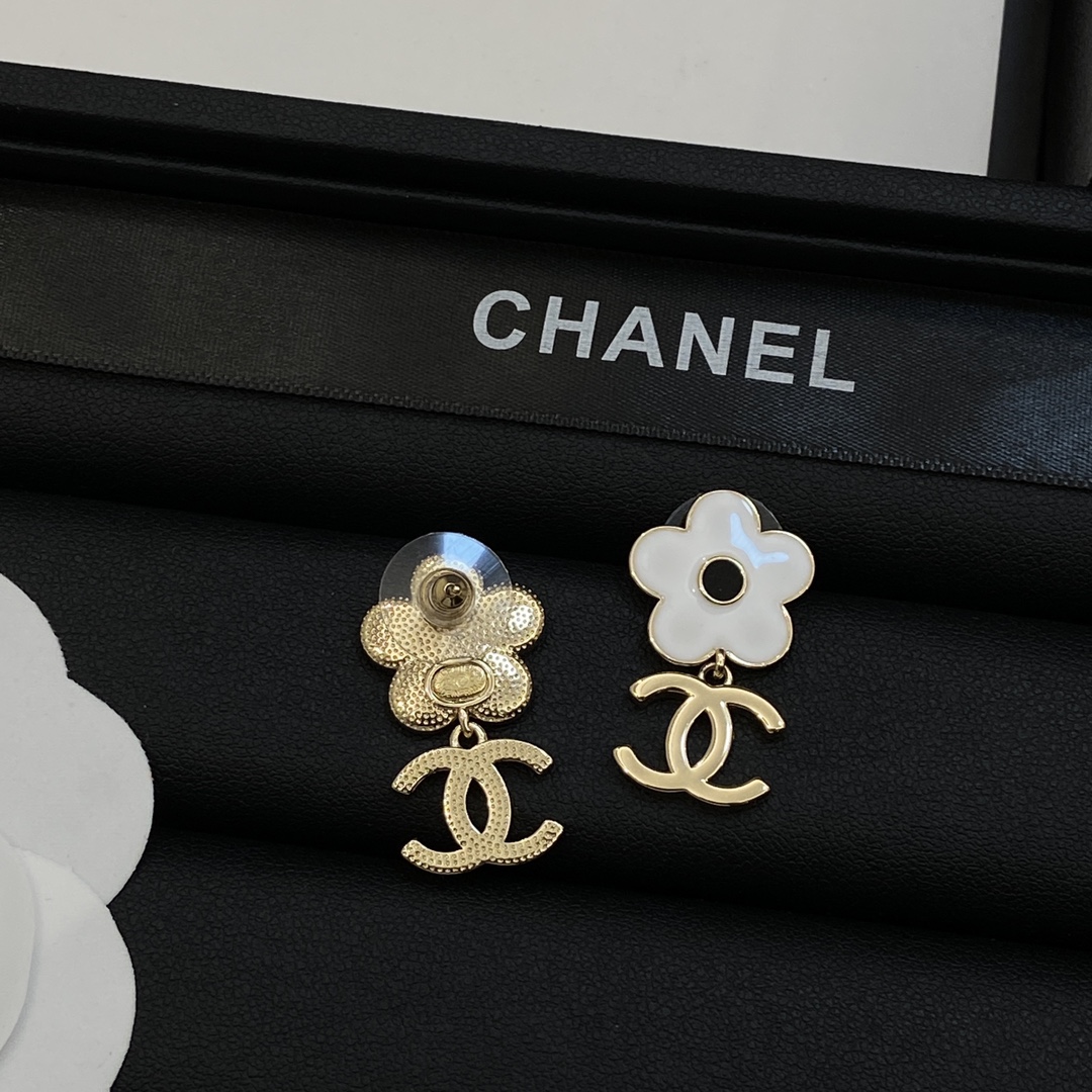 TOP CHANEL CC Flower Shape Earrings - Gold & White