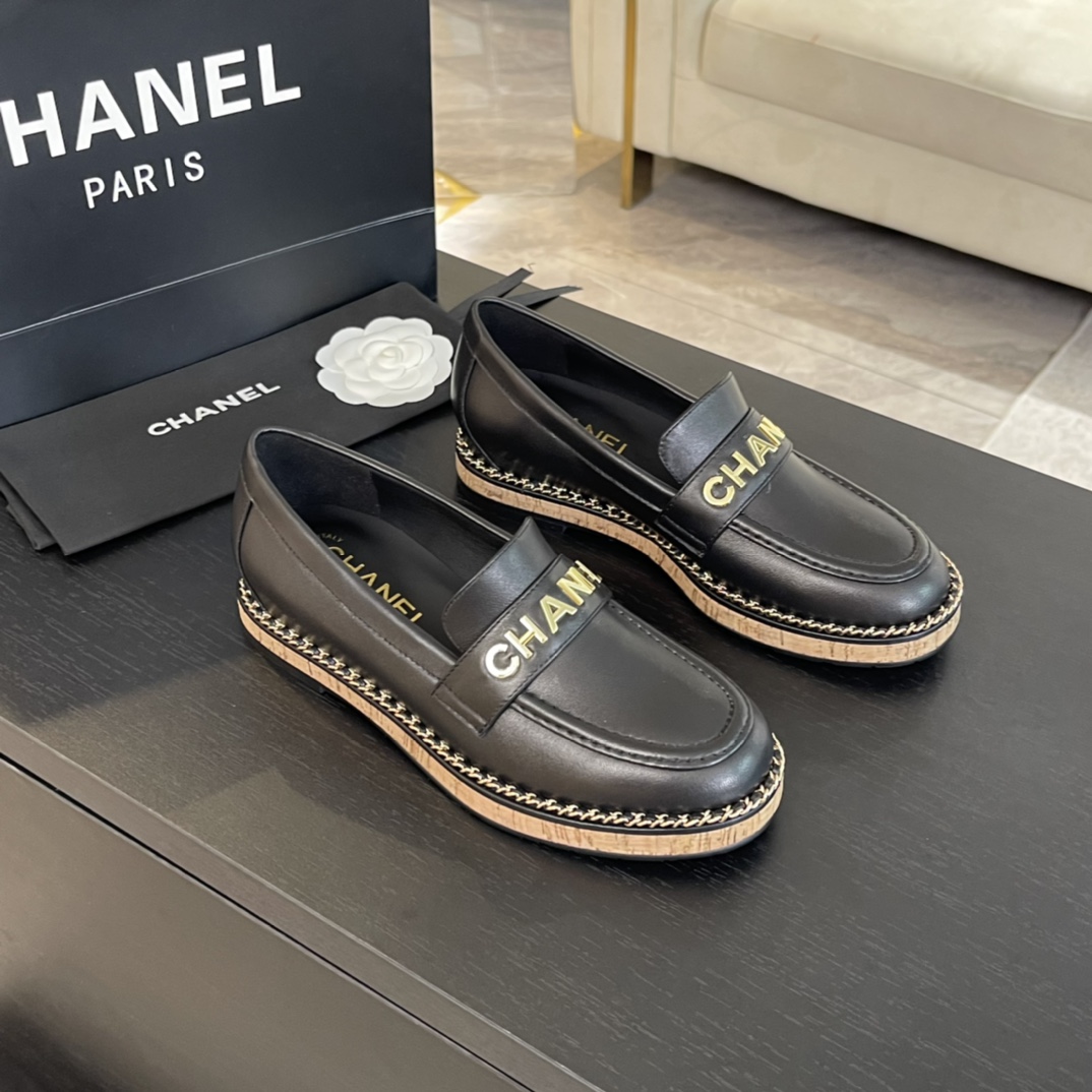 TOP CHANEL Loafers with Chain and Letters - 4 Color