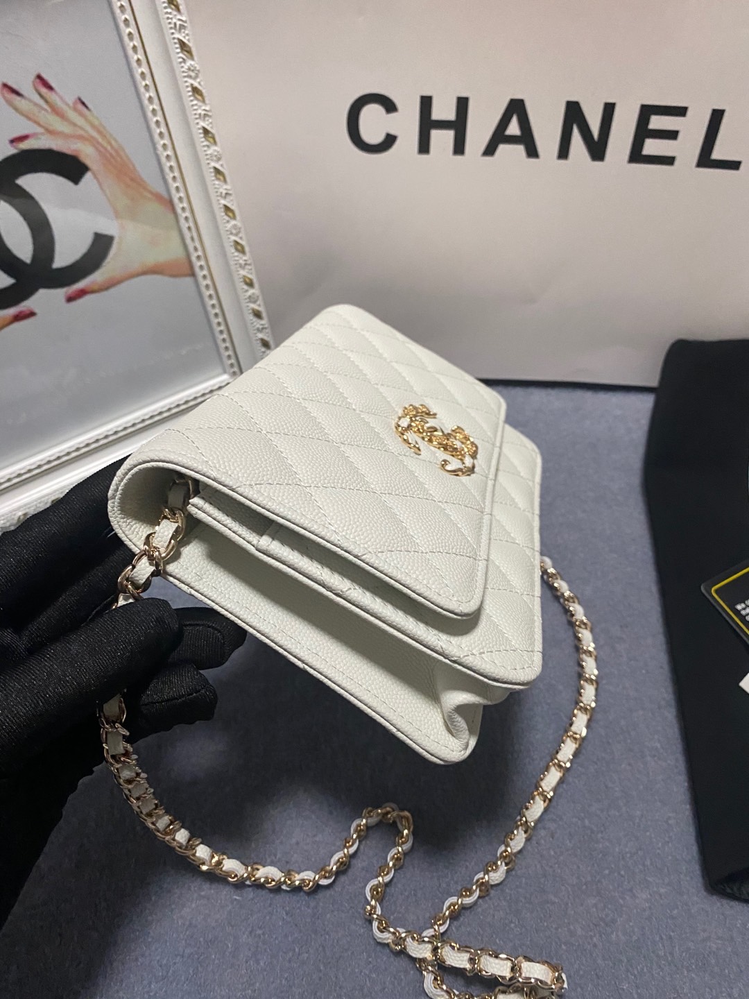 TOP CHANEL WOC Cowhide Bag 19cm - White