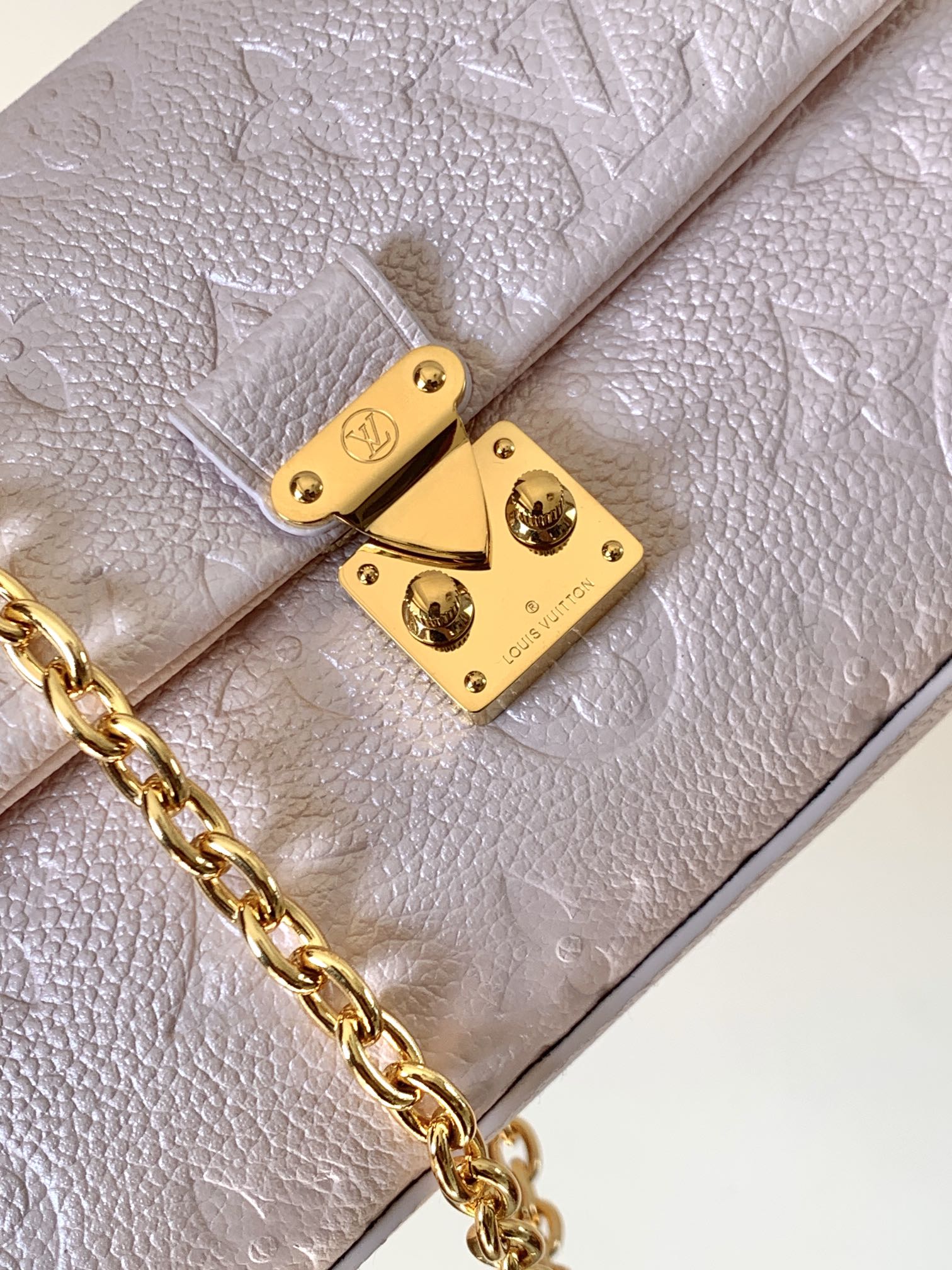 TOP Louis Vuitton LV Nano Madeleine Bag Monogram Empreinte Leather 21× 12.5 × 6cm - Pearl Pink