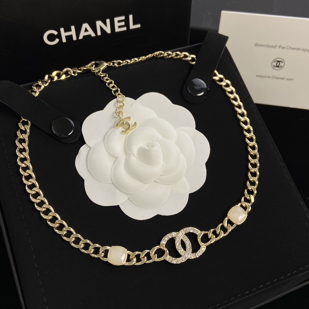 TOP CHANEL Turnlock Necklace